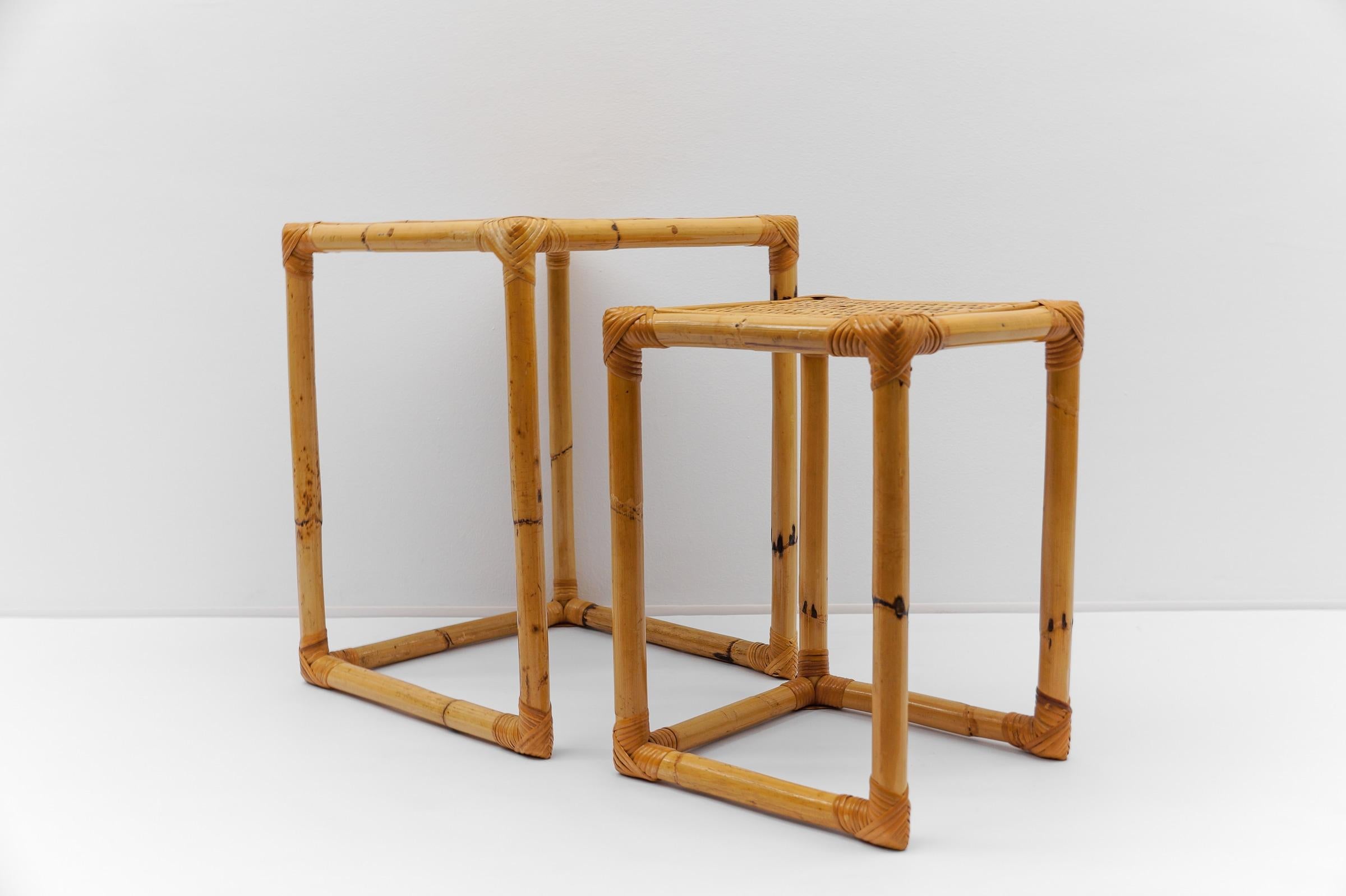 Très belles tables d'appoint en bambou et rotin, discrètes mais très typiques.

Deux hauteurs différentes : 44 cm et 53 cm

Les surfaces de base sont de 33 x 33 cm et de 41 x 41 cm.