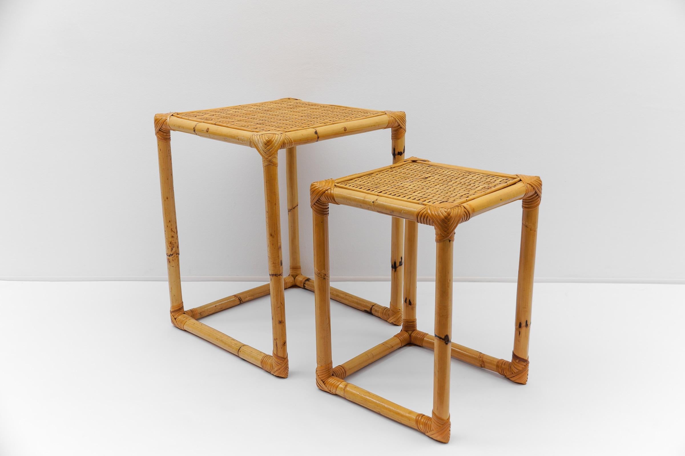 Hollywood Regency Paire de tables d'appoint en bambou et rotin du milieu du siècle, années 1960 en vente