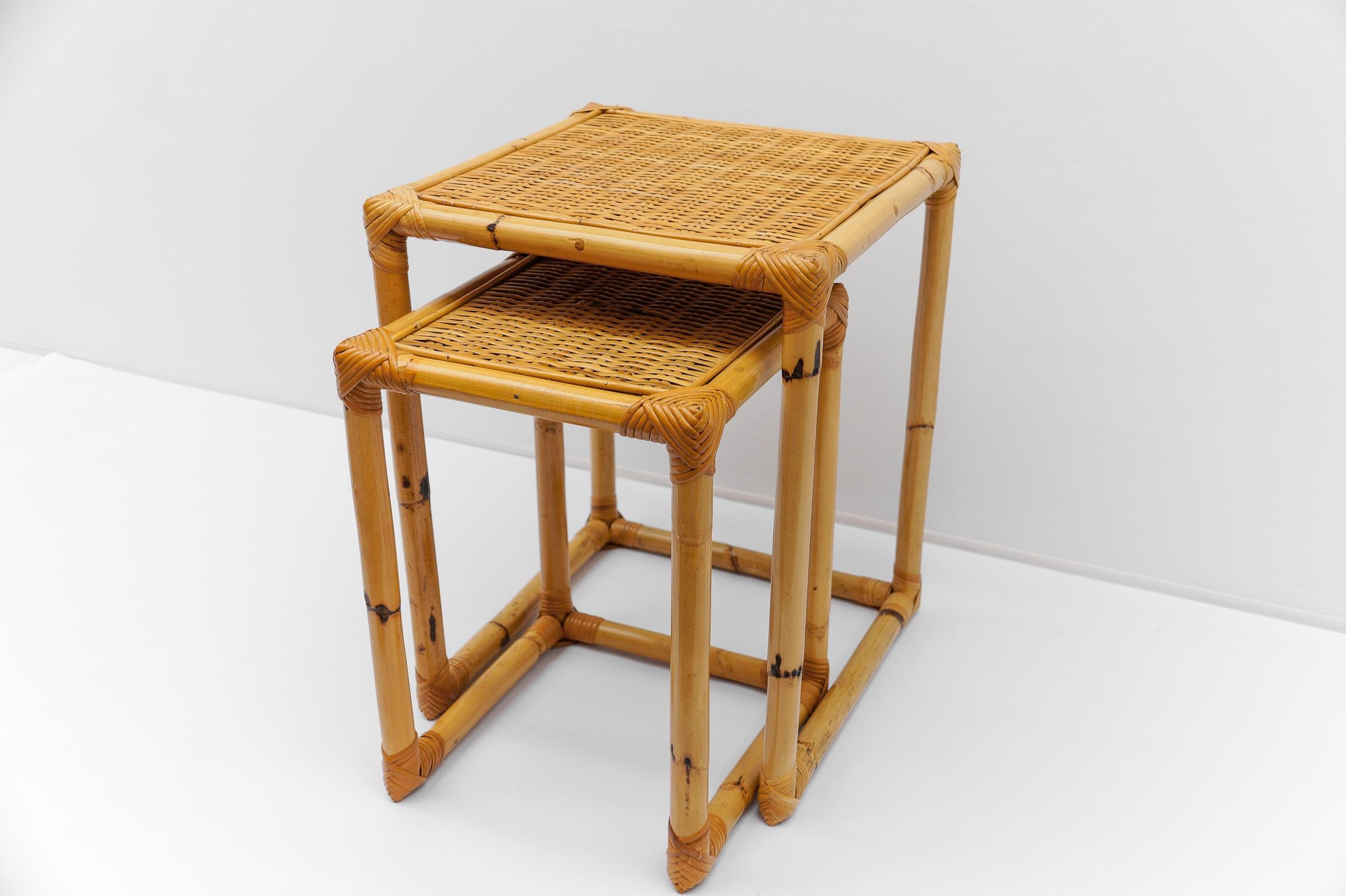 italien Paire de tables d'appoint en bambou et rotin du milieu du siècle, années 1960 en vente