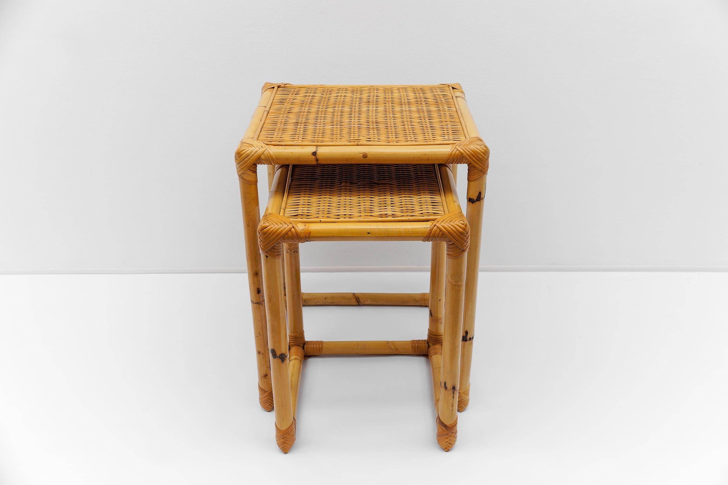 Paire de tables d'appoint en bambou et rotin du milieu du siècle, années 1960 Bon état - En vente à Nürnberg, Bayern