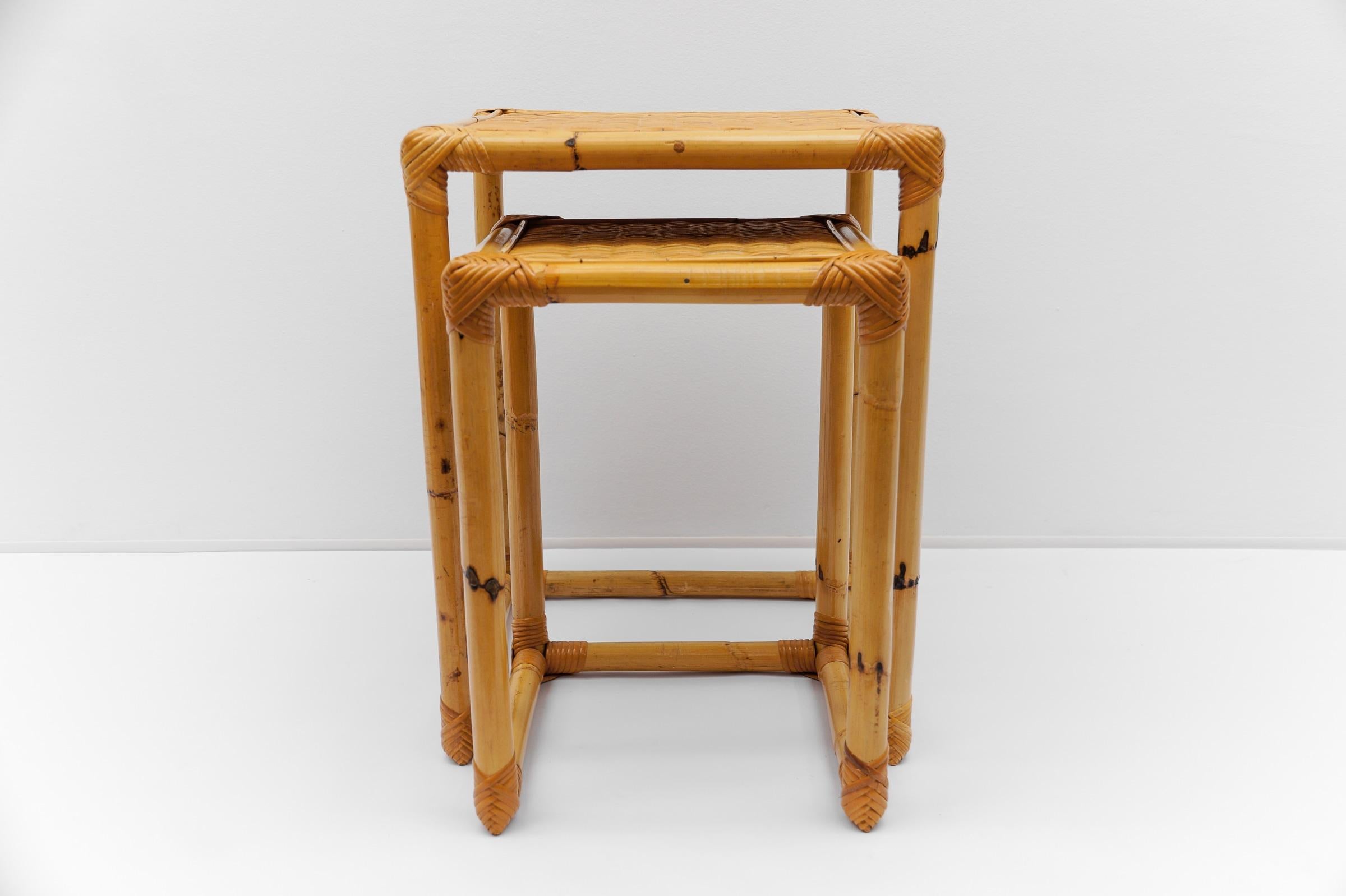 Milieu du XXe siècle Paire de tables d'appoint en bambou et rotin du milieu du siècle, années 1960 en vente
