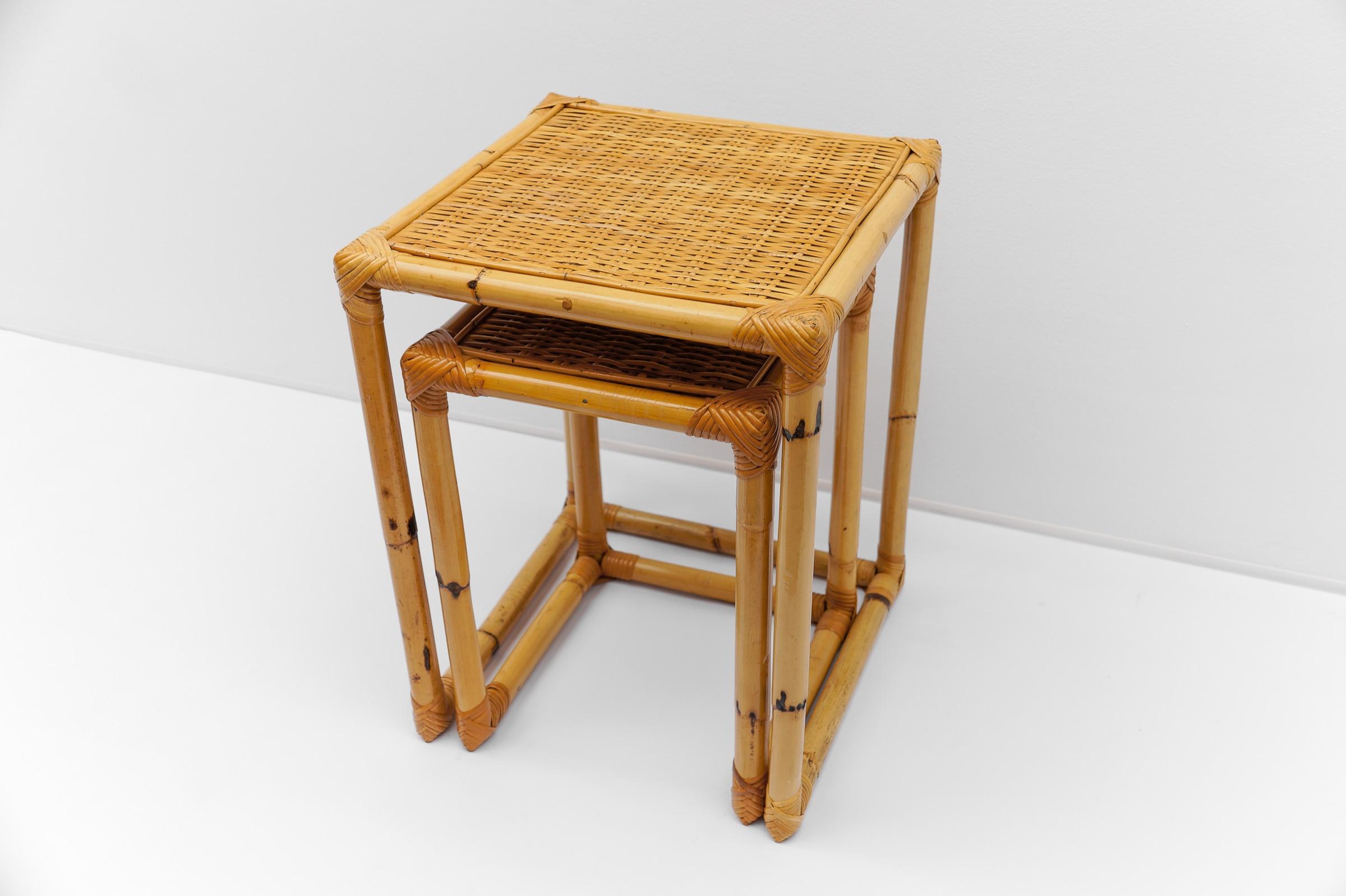 Bambou Paire de tables d'appoint en bambou et rotin du milieu du siècle, années 1960 en vente