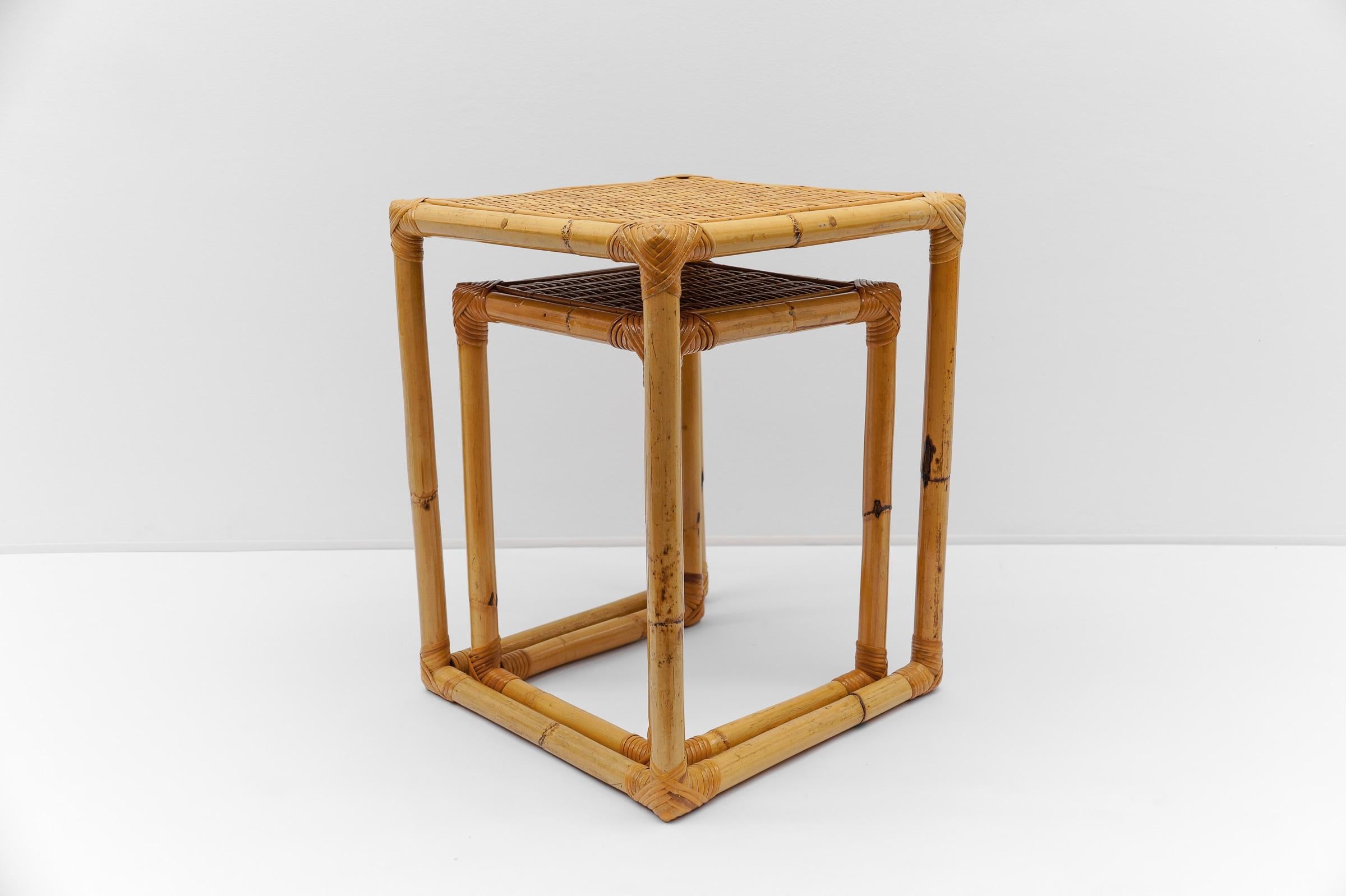 Paire de tables d'appoint en bambou et rotin du milieu du siècle, années 1960 en vente 1