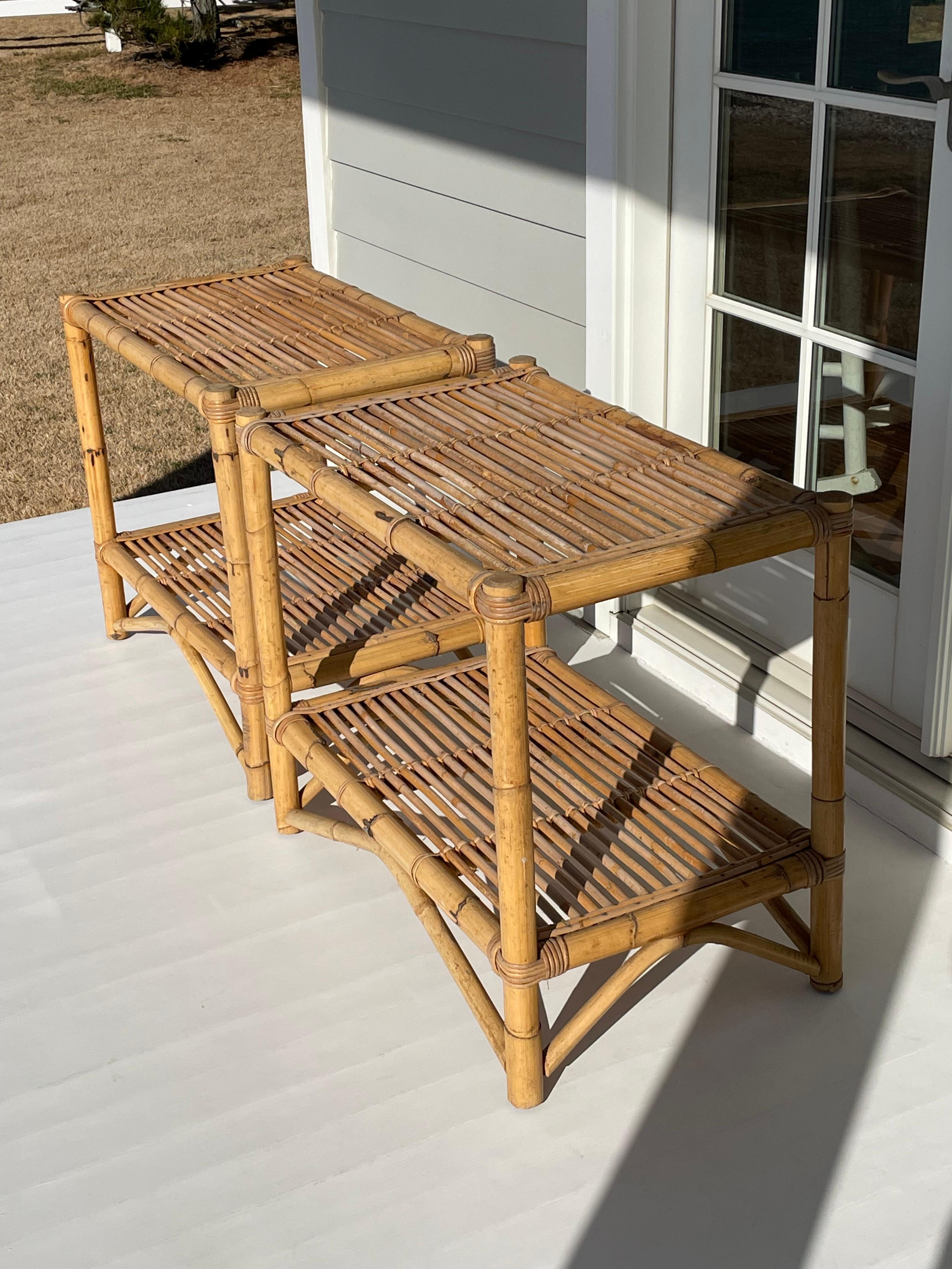 Tavolini in bambù e rattan vintage. Design robusto e semplice e  Il colore è caldo e naturale. Can può essere utilizzato come tavolino in salotto o come tavolino in camera da letto. Buono stato 