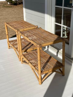 Zwei zweistöckige Beistelltische oder Endtische aus Bambus und Rattan aus der Mitte des Jahrhunderts