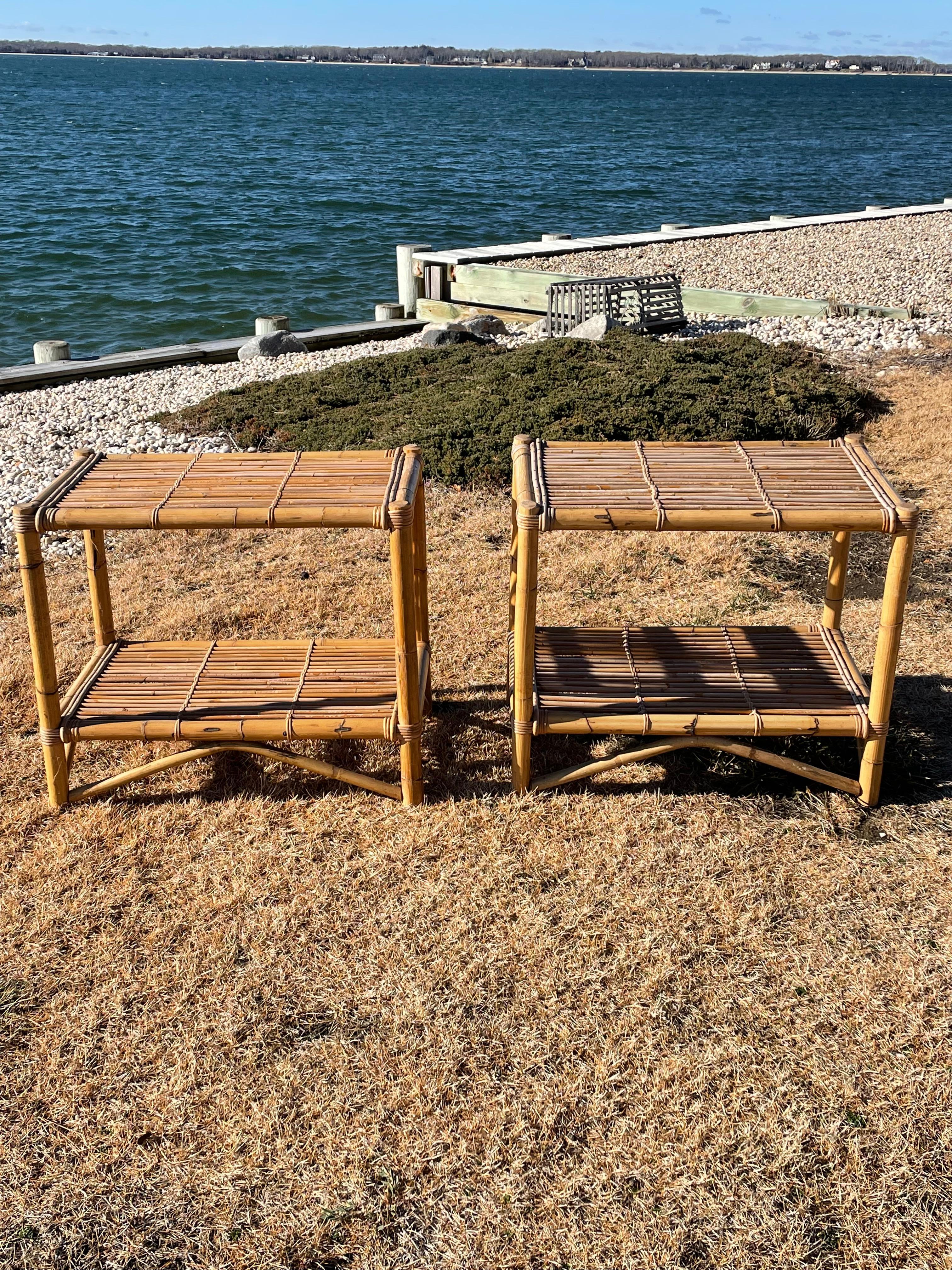 Coppia di tavolini a due piani in bambù e rattan della metà del secolo scorso In condizioni buone in vendita a New York, NY