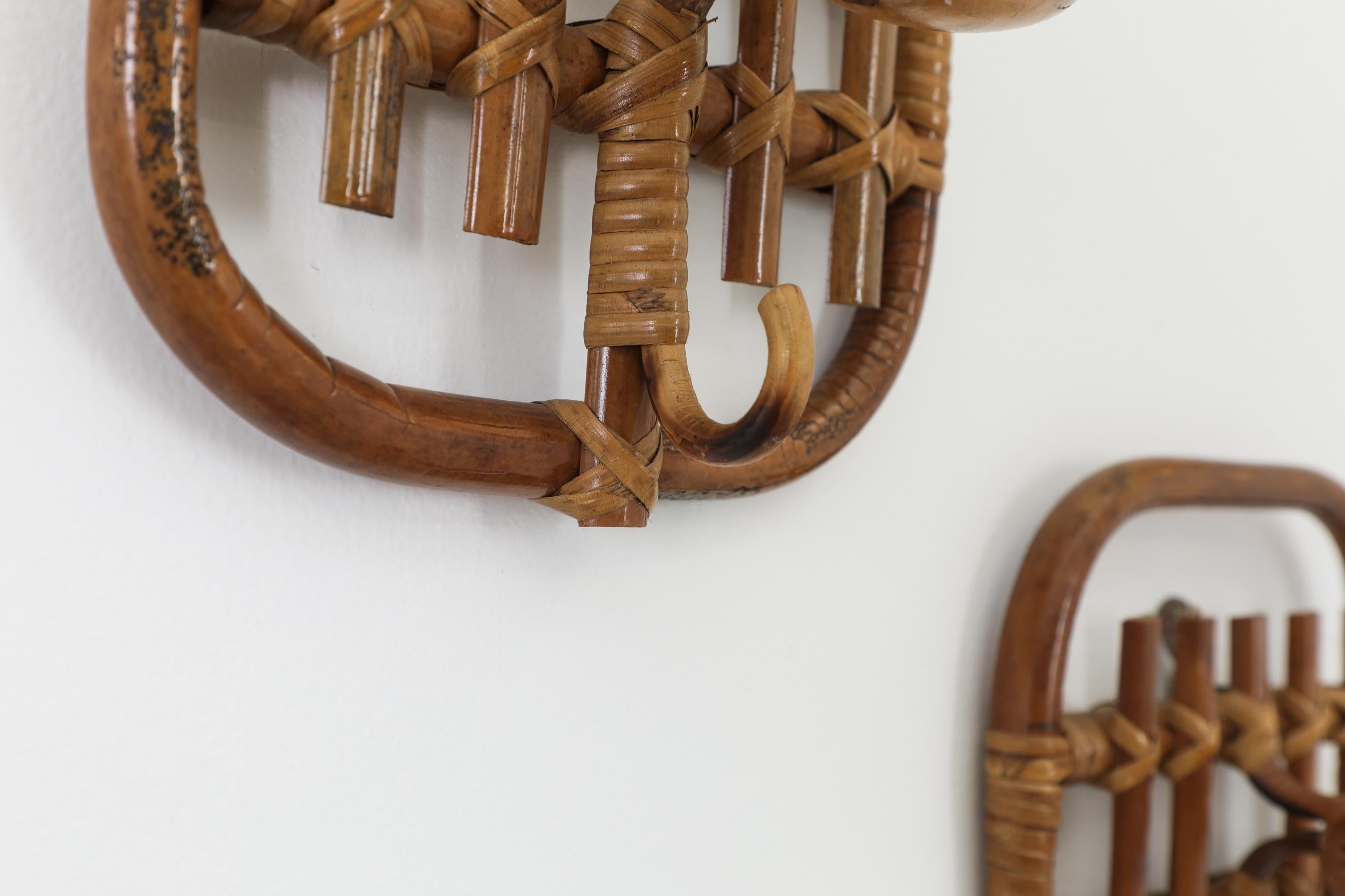 Pareja de ganchos de pared de bambú y madera de mediados de siglo inspirados en Franco Albini en venta 3