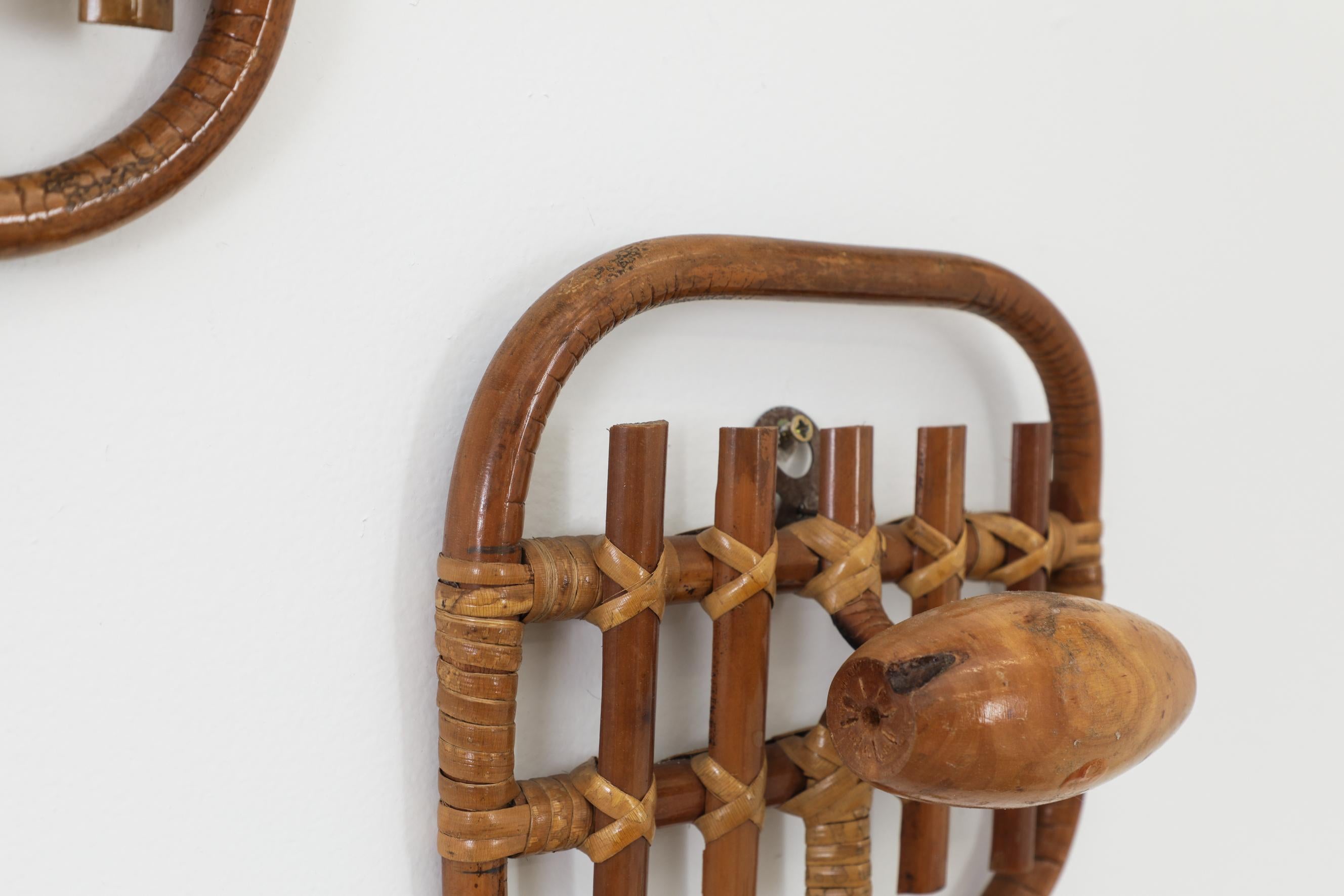 Pareja de ganchos de pared de bambú y madera de mediados de siglo inspirados en Franco Albini en venta 4