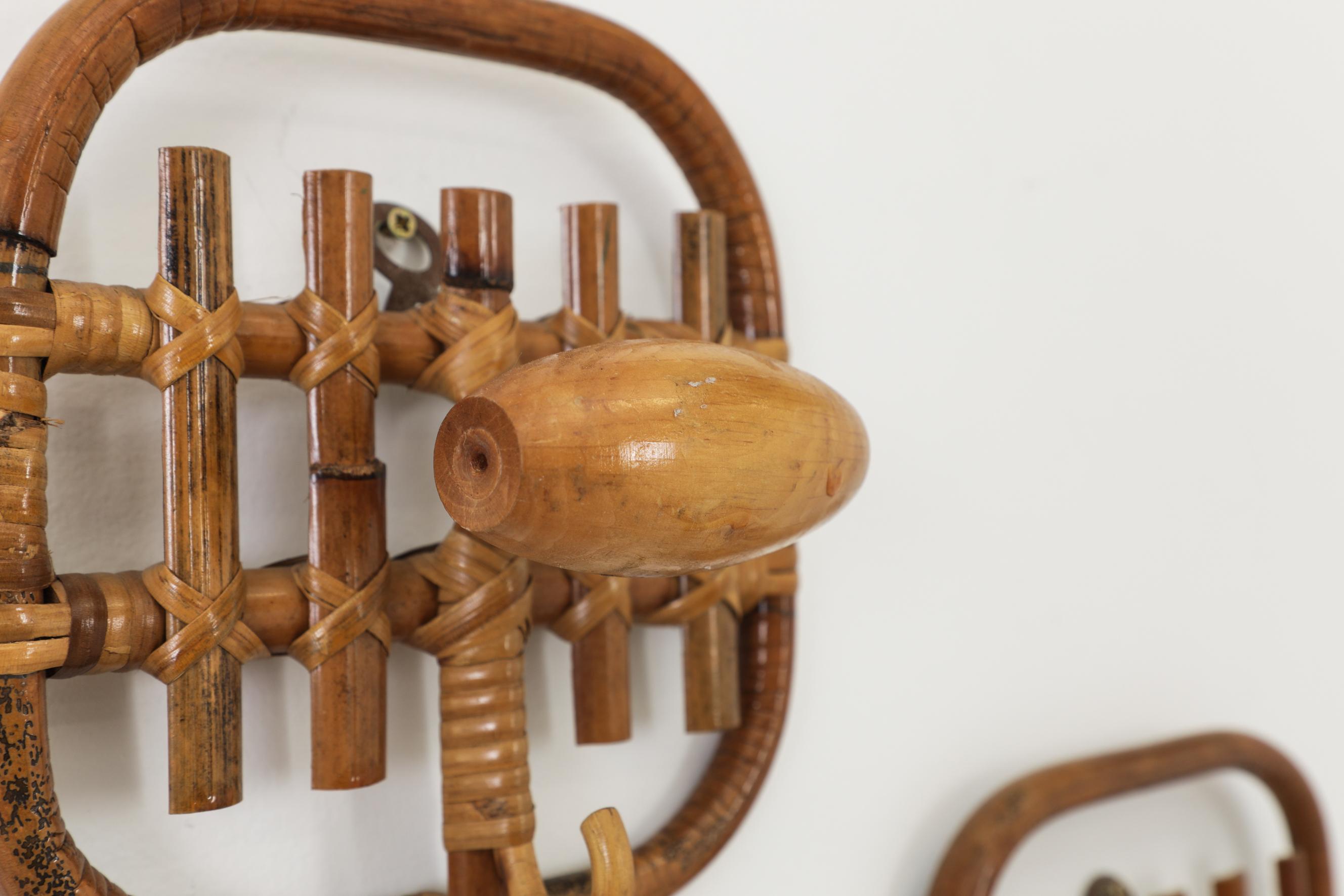 Pareja de ganchos de pared de bambú y madera de mediados de siglo inspirados en Franco Albini en venta 9