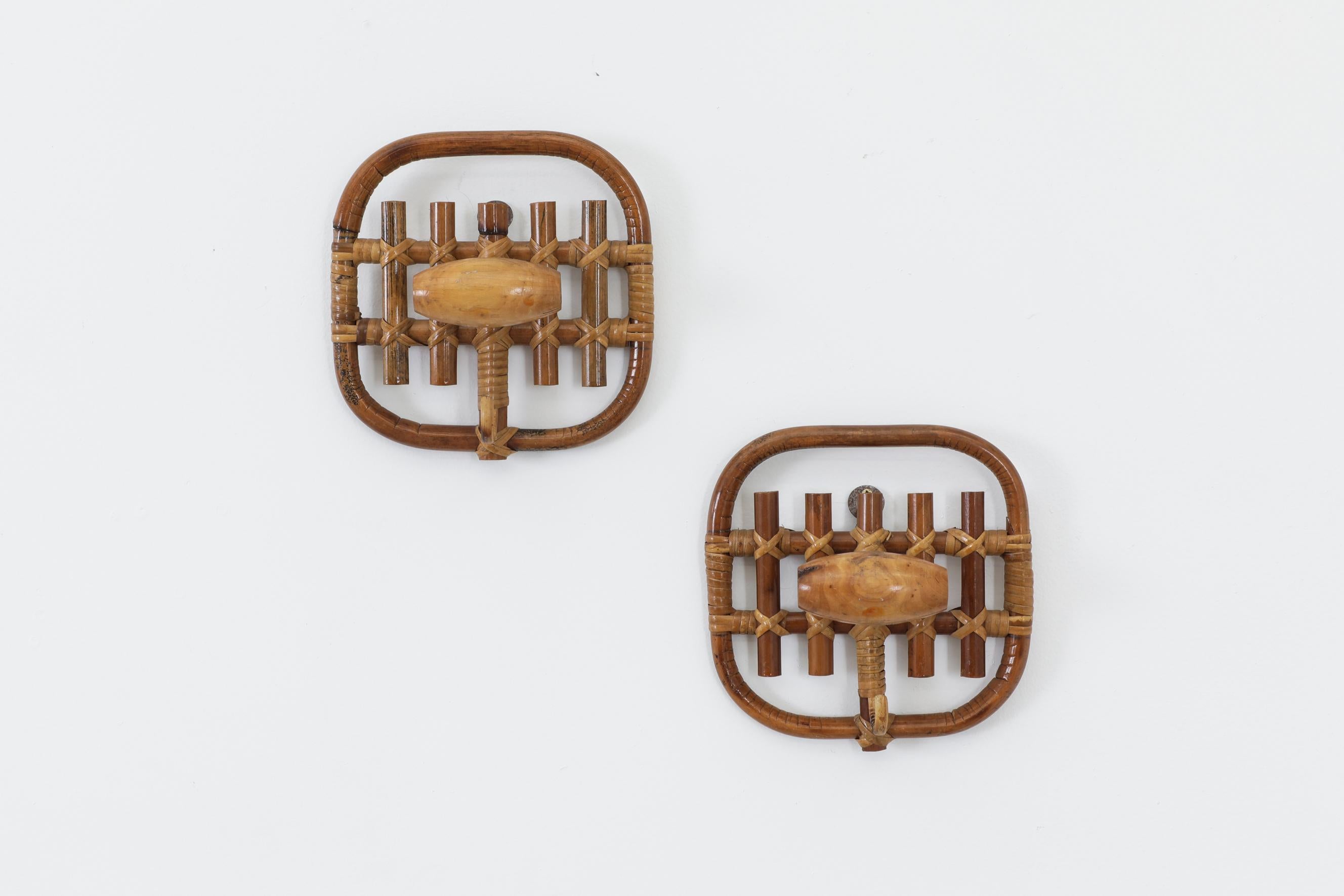 Pareja de percheros cuadrados de bambú curvado de mediados de siglo, inspirados en Franco Albini. En estado original con una gran pátina. Rotura mínima del bambú. Hay disponible un perchero de pared a juego que se vende por separado (LU922428800712).