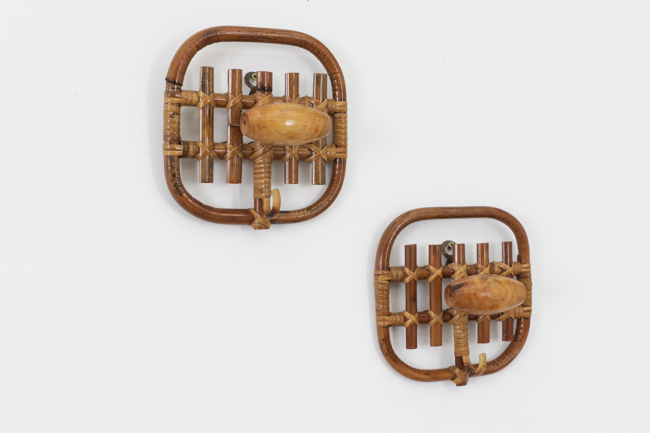 Pair of Mid-Century Bamboo and Wood Hooks Attributed to Vittorio Bonacina In Good Condition For Sale In Los Angeles, CA