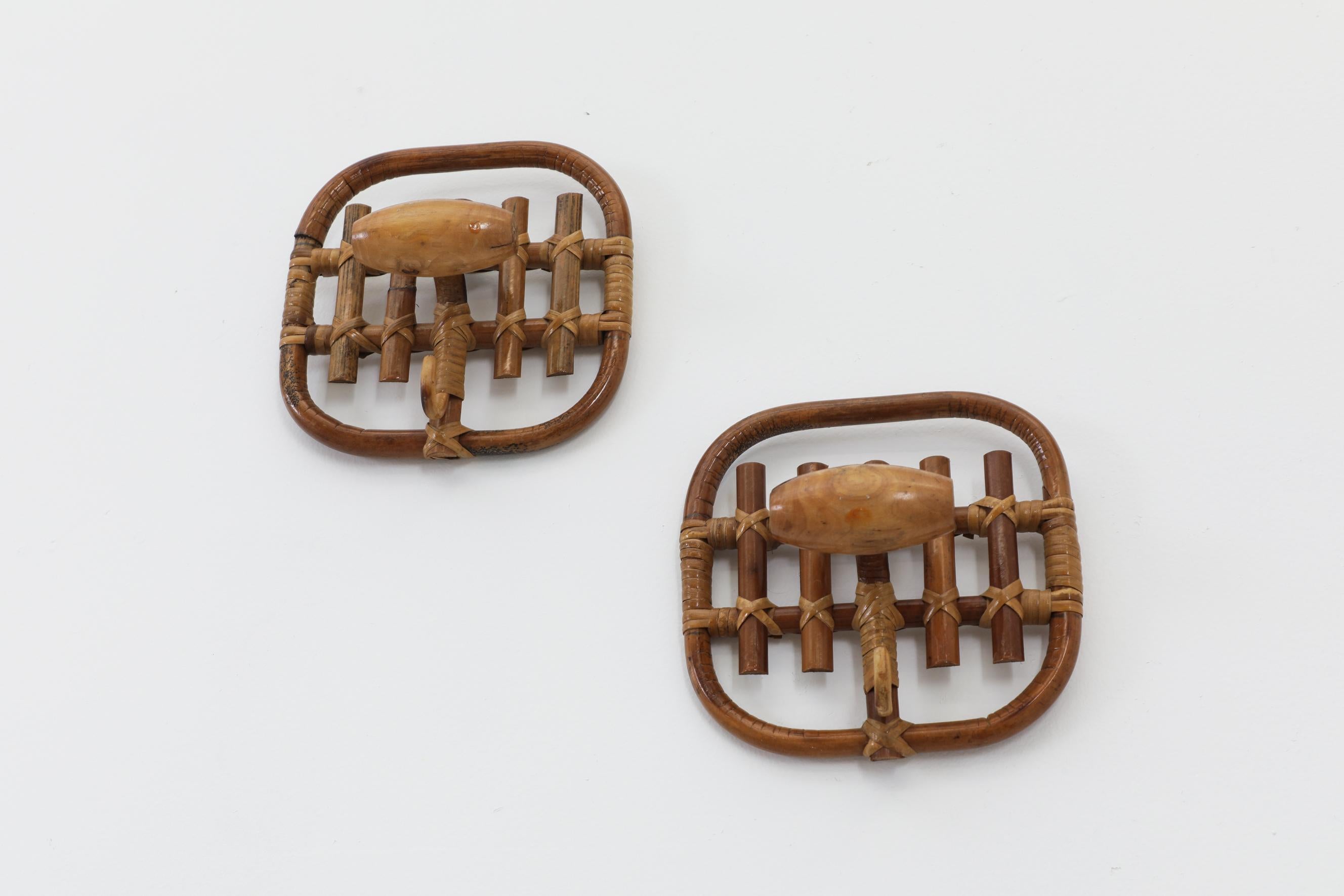 Pareja de ganchos de pared de bambú y madera de mediados de siglo inspirados en Franco Albini Bambú en venta