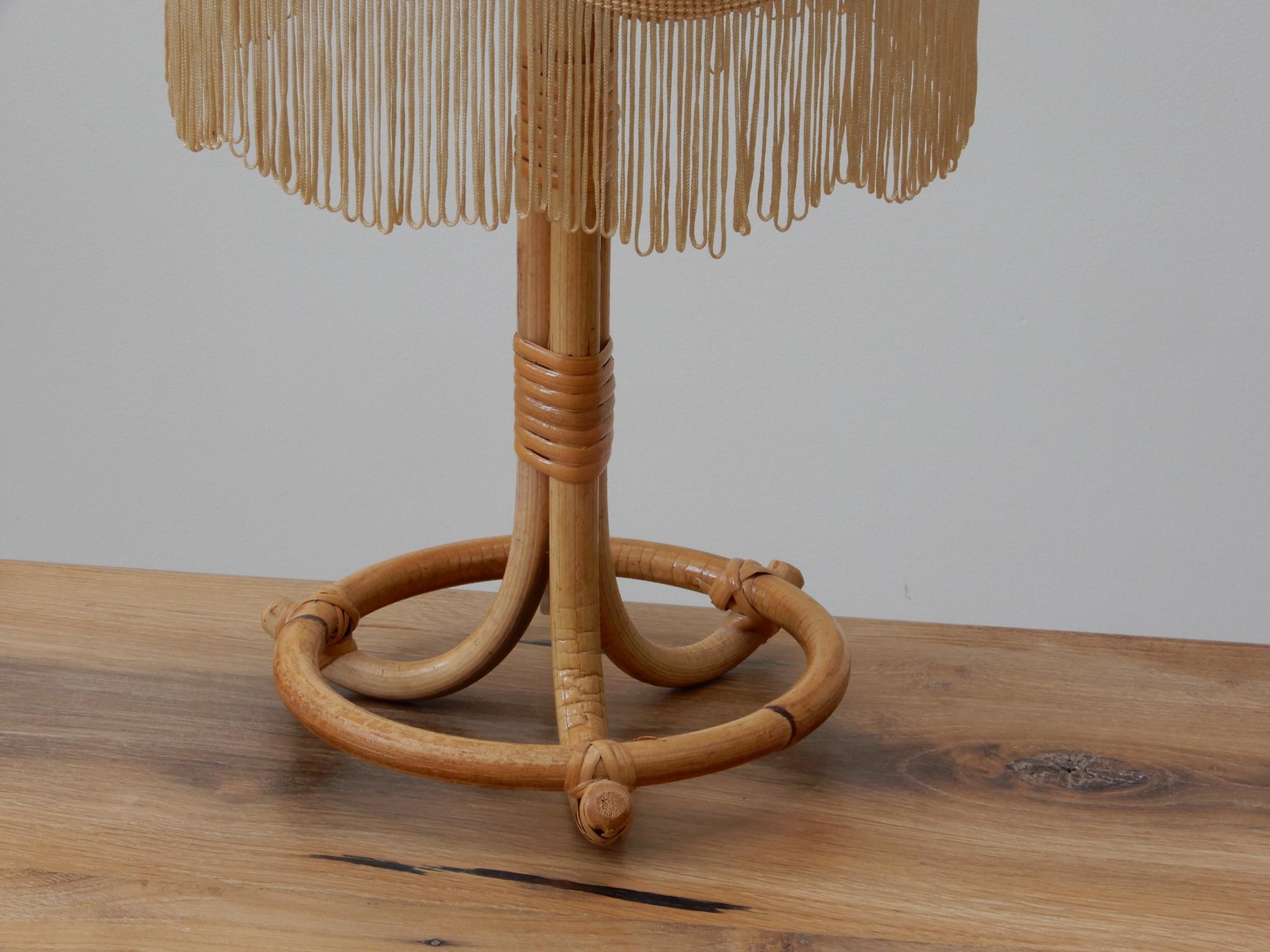 Pair of Midcentury Bamboo Table Lamp with Fringe Shade In Good Condition In London, GB