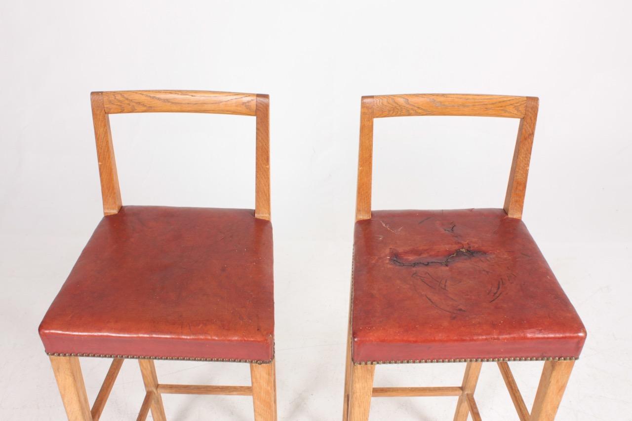Pair of Midcentury Bar Stools in Oak Made by Danish Cabinetmaker, 1950s In Fair Condition For Sale In Lejre, DK