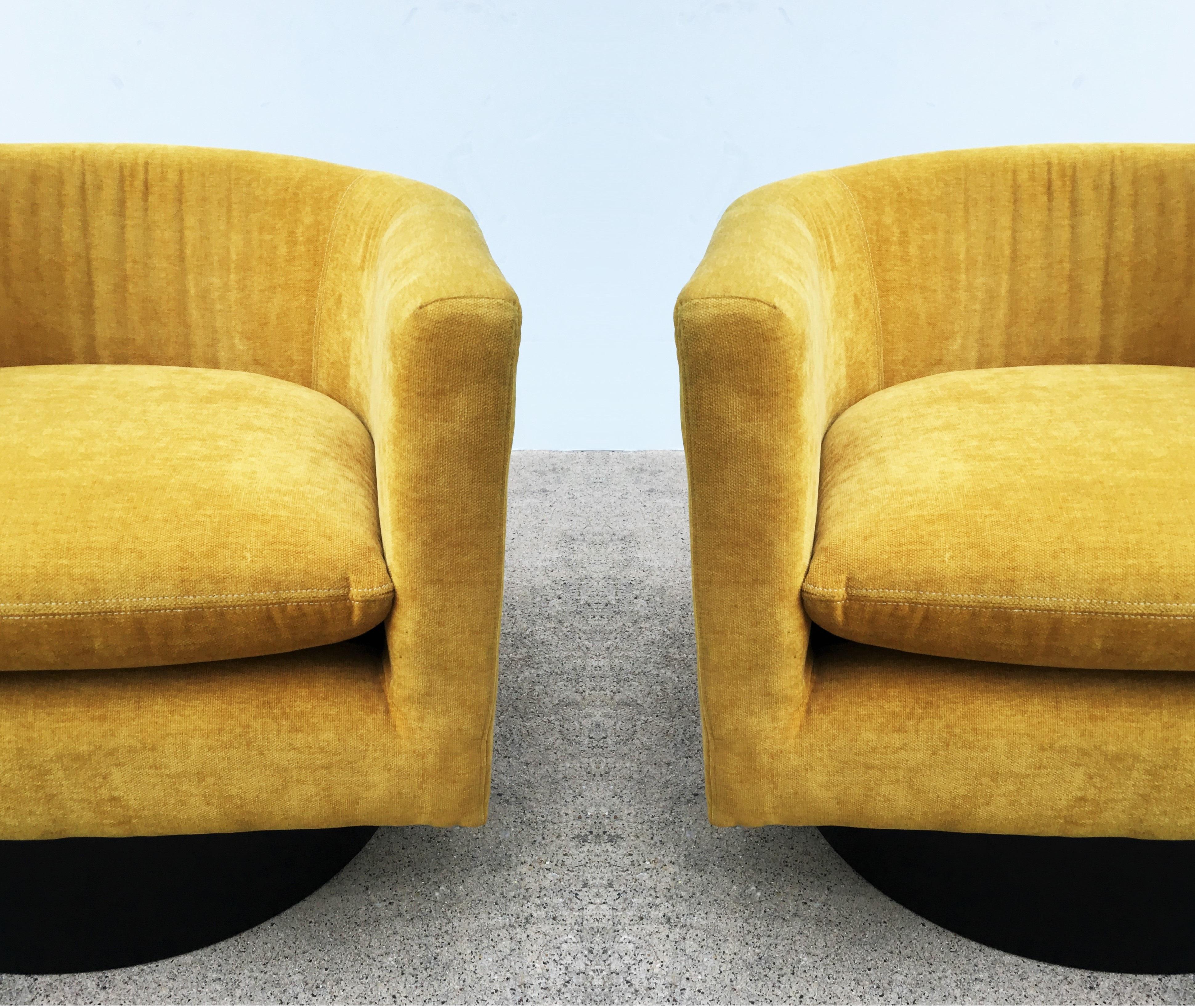 Mid-Century Modern Pair of Midcentury Barrel Back Swivel Chairs by Milo Baughman