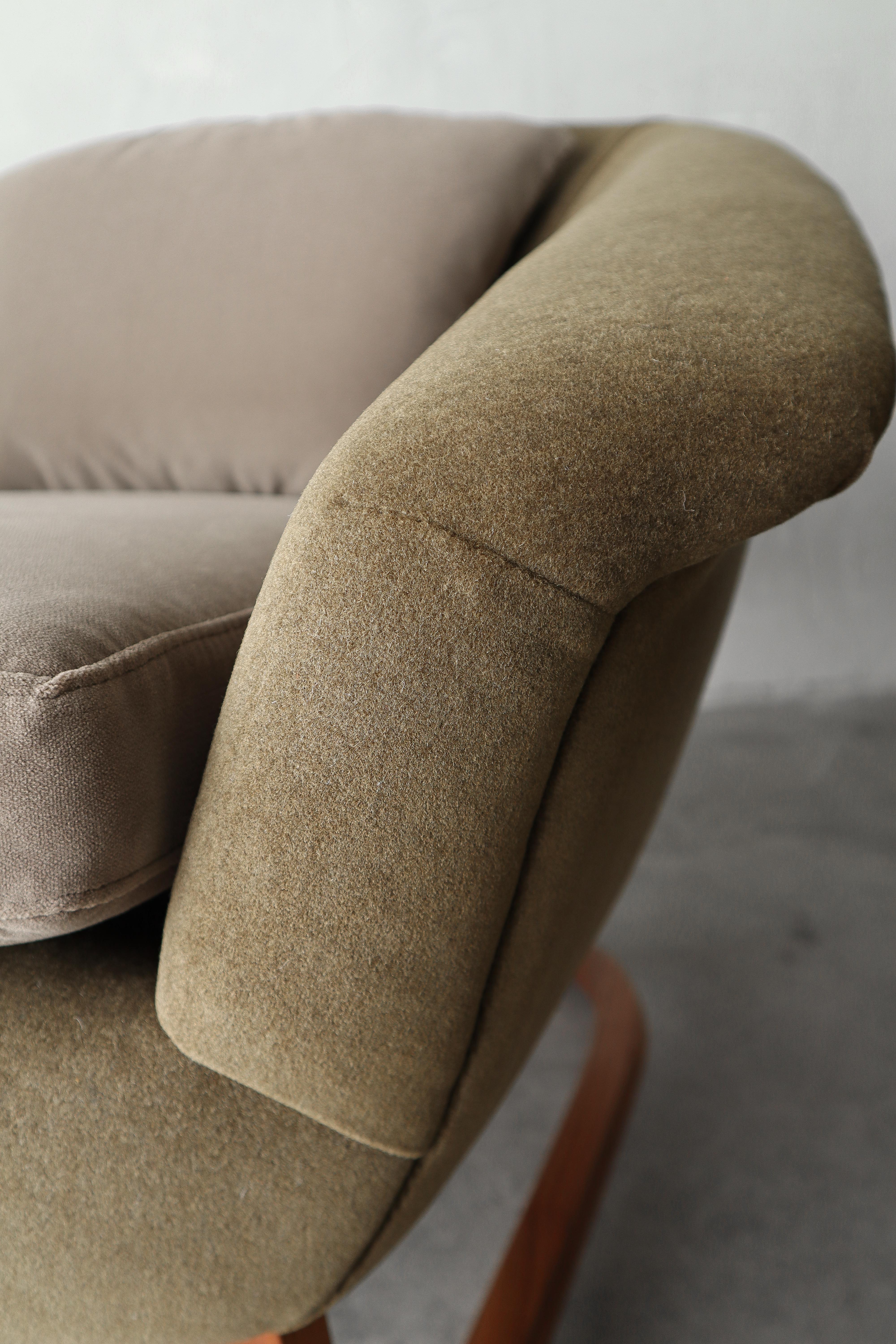 Noyer Paire de fauteuils de salon baril du milieu du siècle dernier par Jens Risom en vente