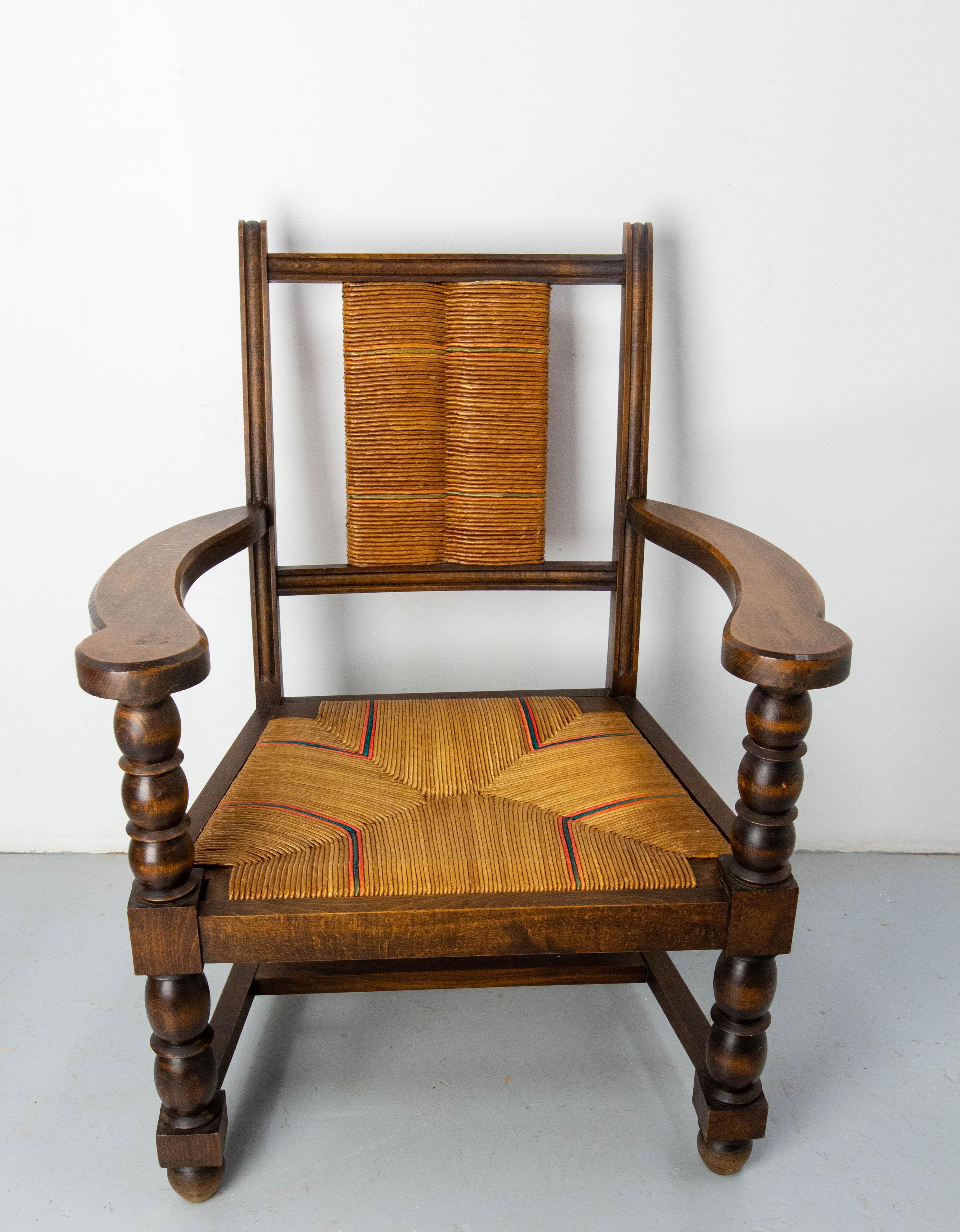 Coppia di poltrone in faggio e paglia della metà del secolo scorso, basco spagnolo, circa 1940 In condizioni buone in vendita a Labrit, Landes