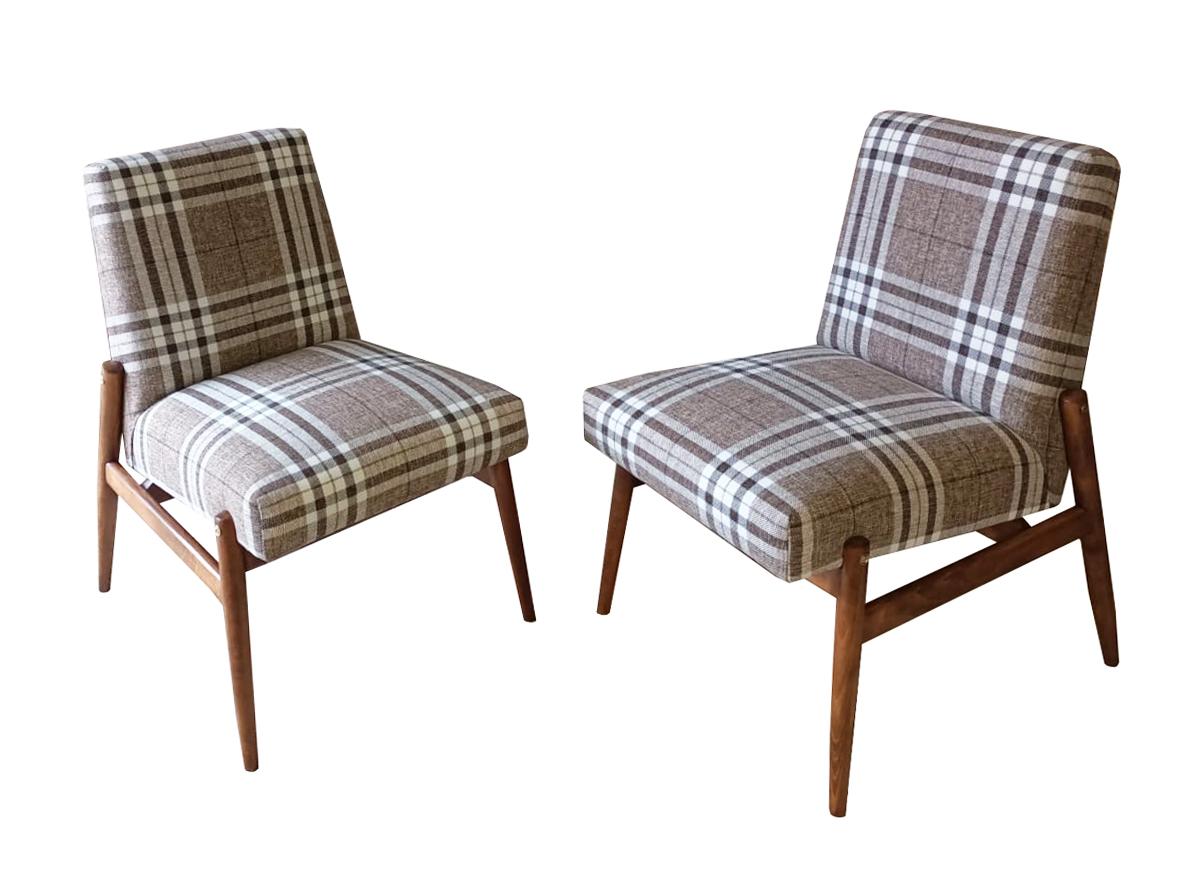 Fauteuil très confortable de type 300-227, modèle inhabituel mais captivant par son minimalisme. Construction sans accoudoirs, pieds tournés en bois de hêtre.

 Ces fauteuils ont été fabriqués dans les années 1960 par l'usine de meubles Zamojskie en