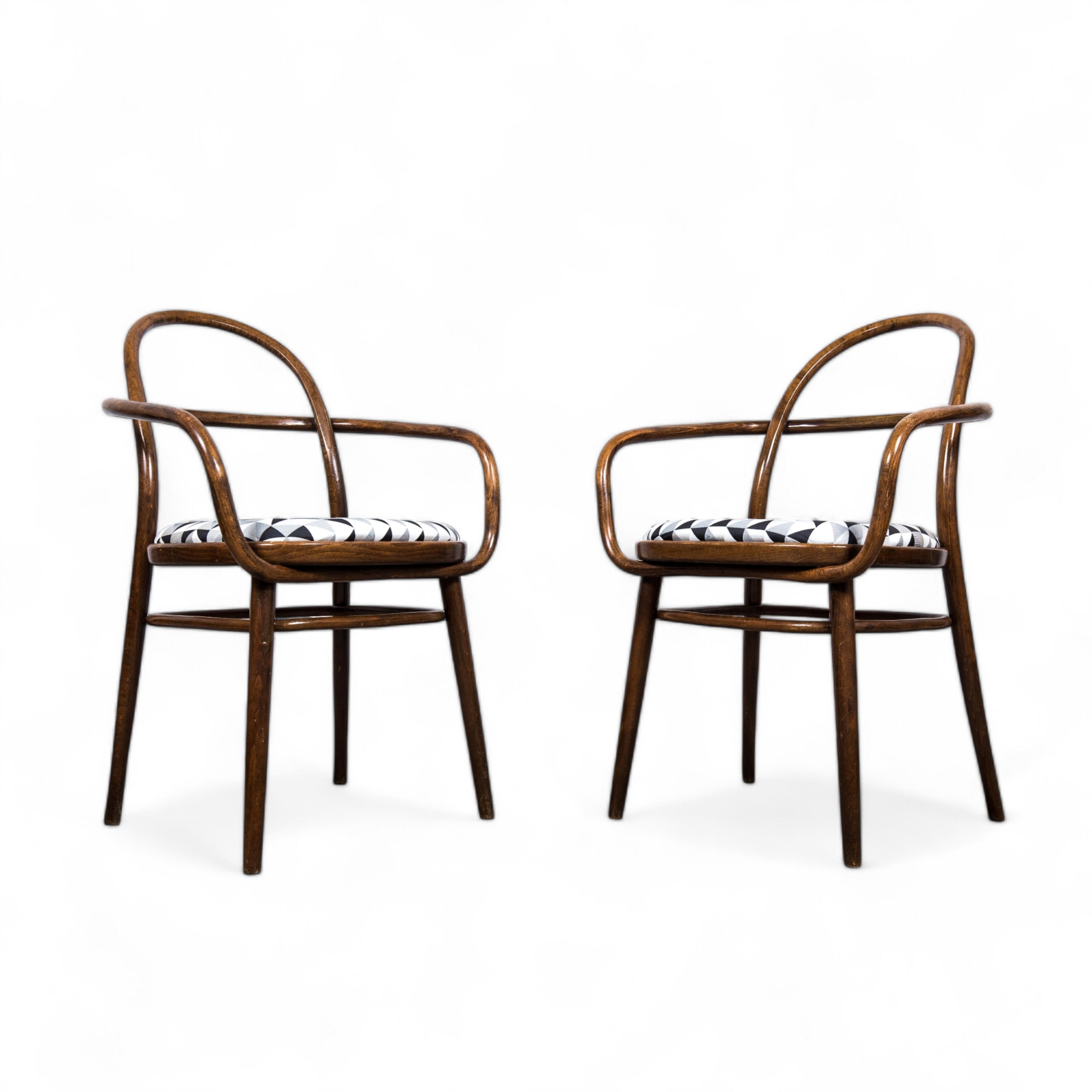 Rarissime sedie progettate dall'architetto ceco Radomir Hofman per l'esposizione EXPO di Montreal del 1967. Prodotte in edizione limitata da Ton, il successore di Thonet, queste sedie sono catalogate con il numero 615. Sono in ottime condizioni