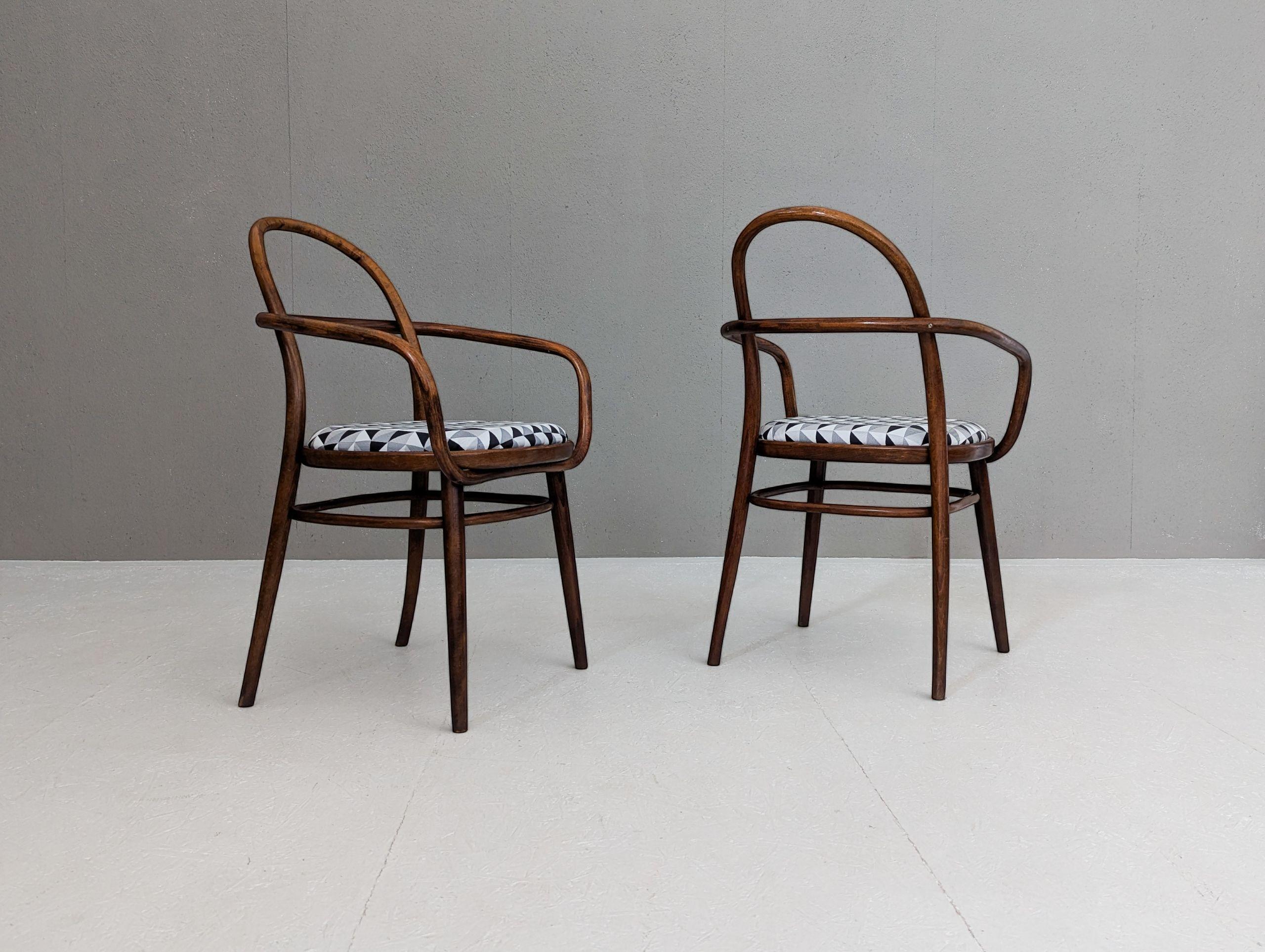 Paar Bugholzsessel aus der Mitte des Jahrhunderts von Radomír Hofman für Thonet/TON (Lackiert) im Angebot