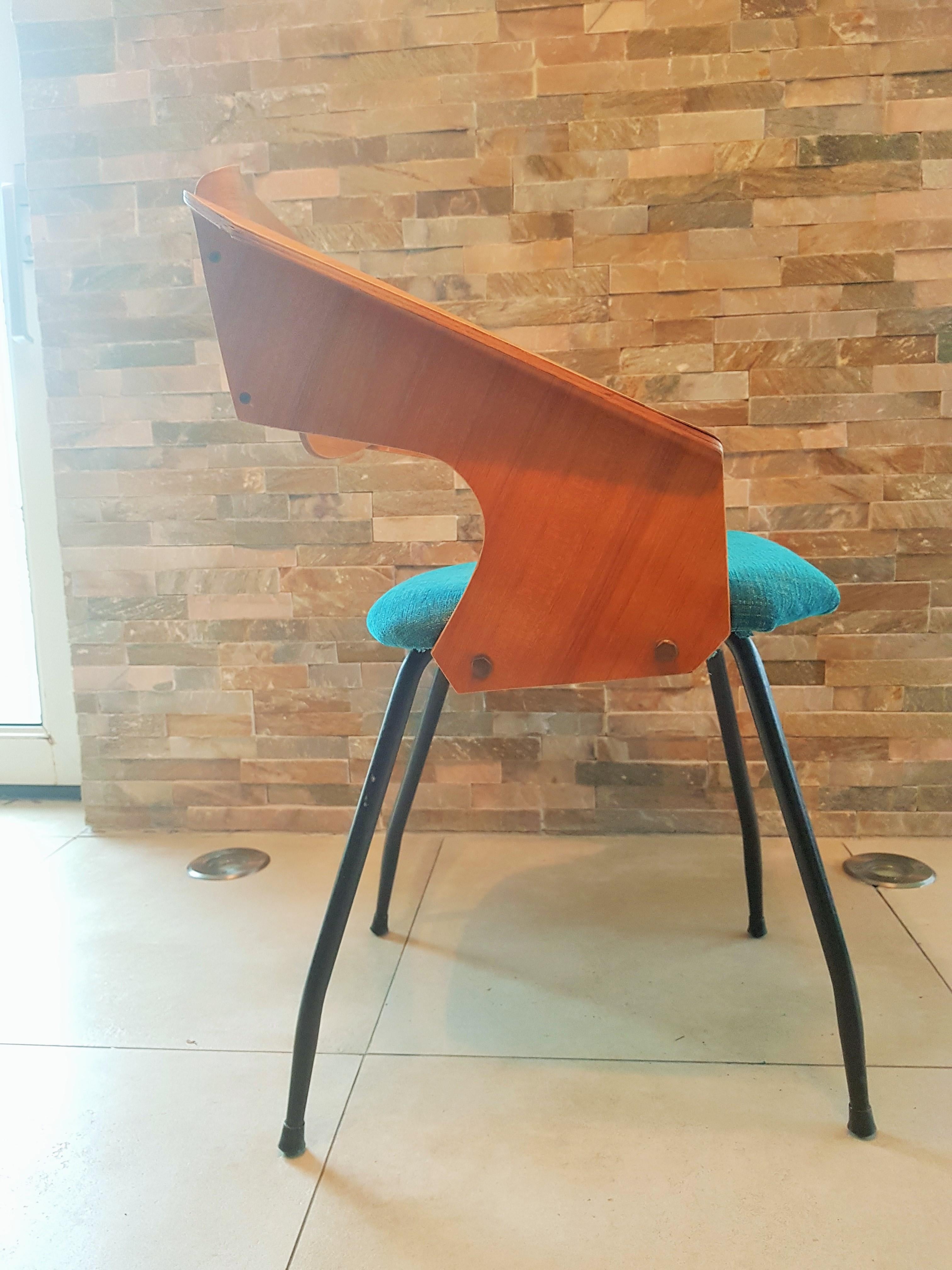 Deux belles chaises originales en bois courbé de Carlo Ratti, fabriquées par sa société Industria Legni Curvati, basée à Lissone, Milan.
New tapissé d'un tissu bicolore.