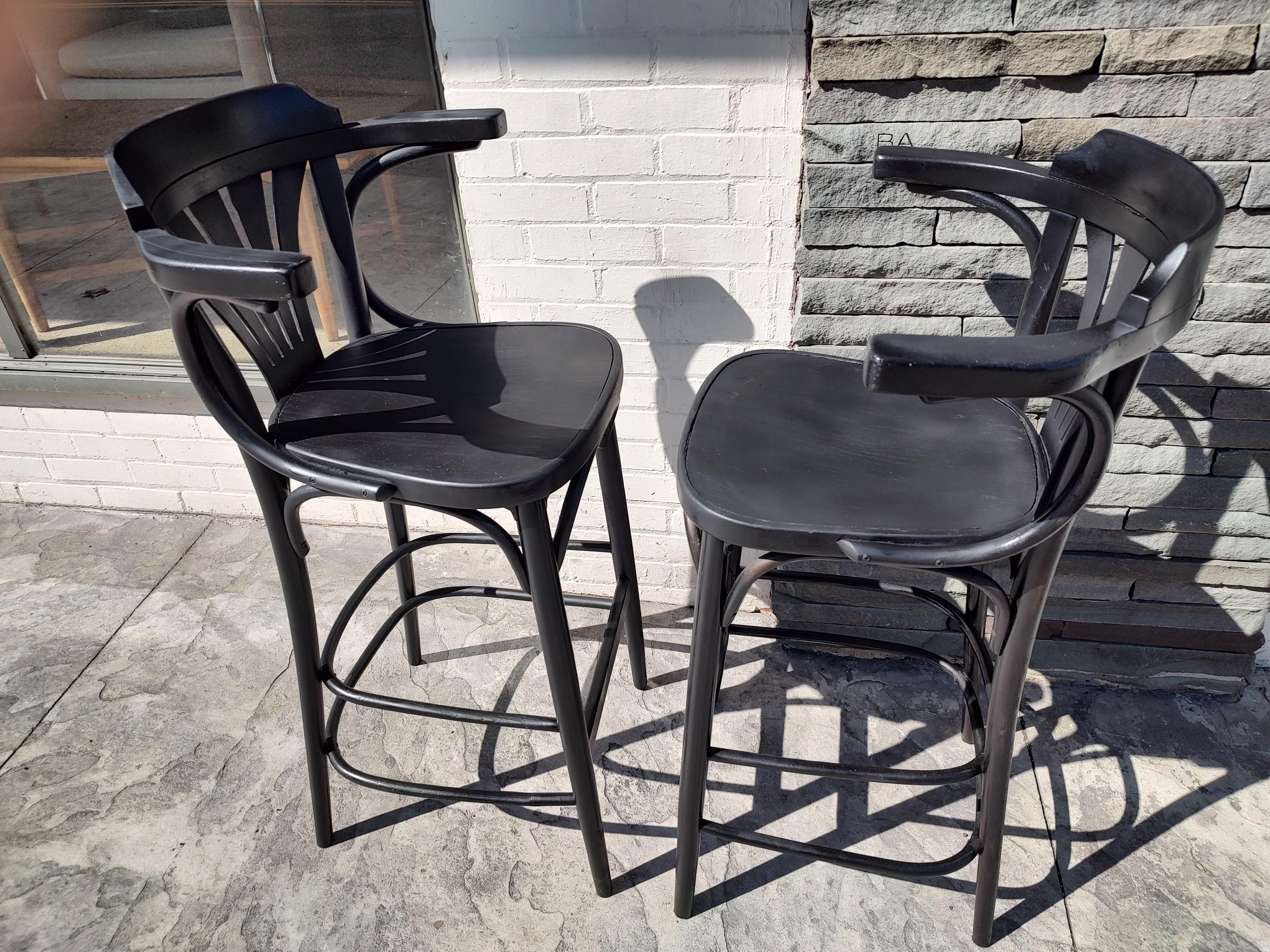 Barhocker aus Bugholz im Thonet-Stil aus der Mitte des Jahrhunderts mit Rückenlehnen und Armlehnen, Paar (Moderne der Mitte des Jahrhunderts)