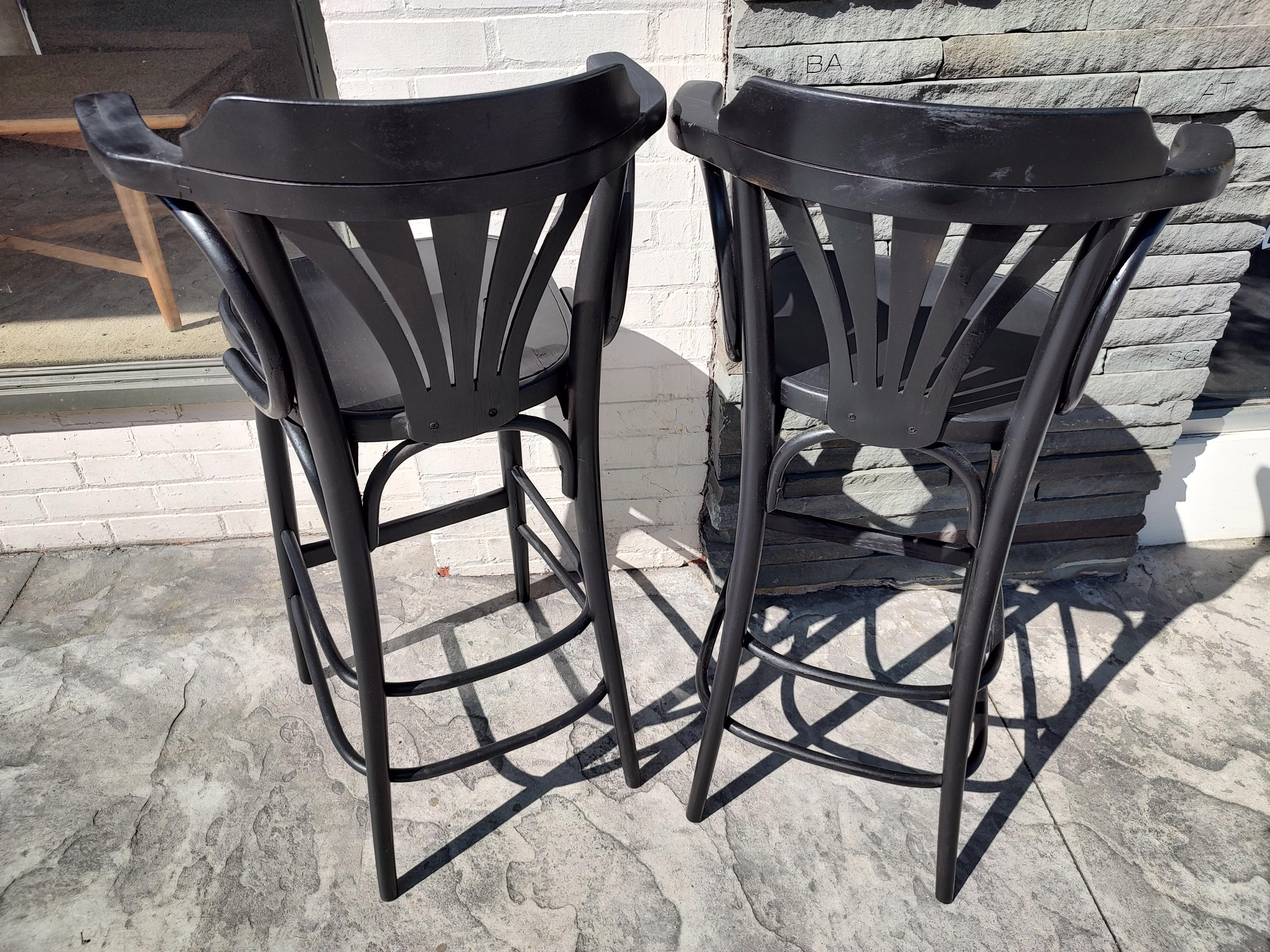 Barhocker aus Bugholz im Thonet-Stil aus der Mitte des Jahrhunderts mit Rückenlehnen und Armlehnen, Paar (Geformt)
