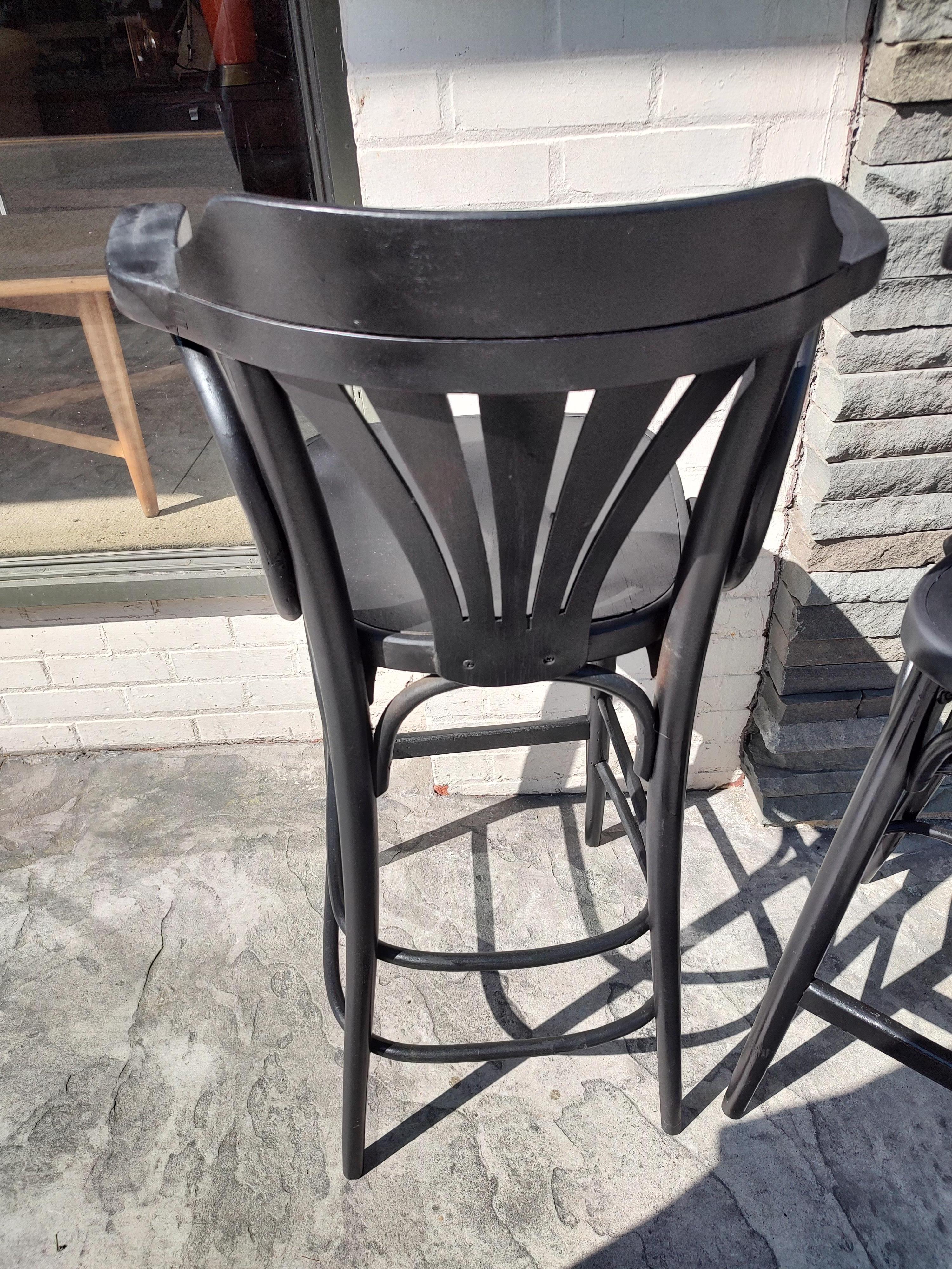 Barhocker aus Bugholz im Thonet-Stil aus der Mitte des Jahrhunderts mit Rückenlehnen und Armlehnen, Paar im Zustand „Gut“ in Port Jervis, NY