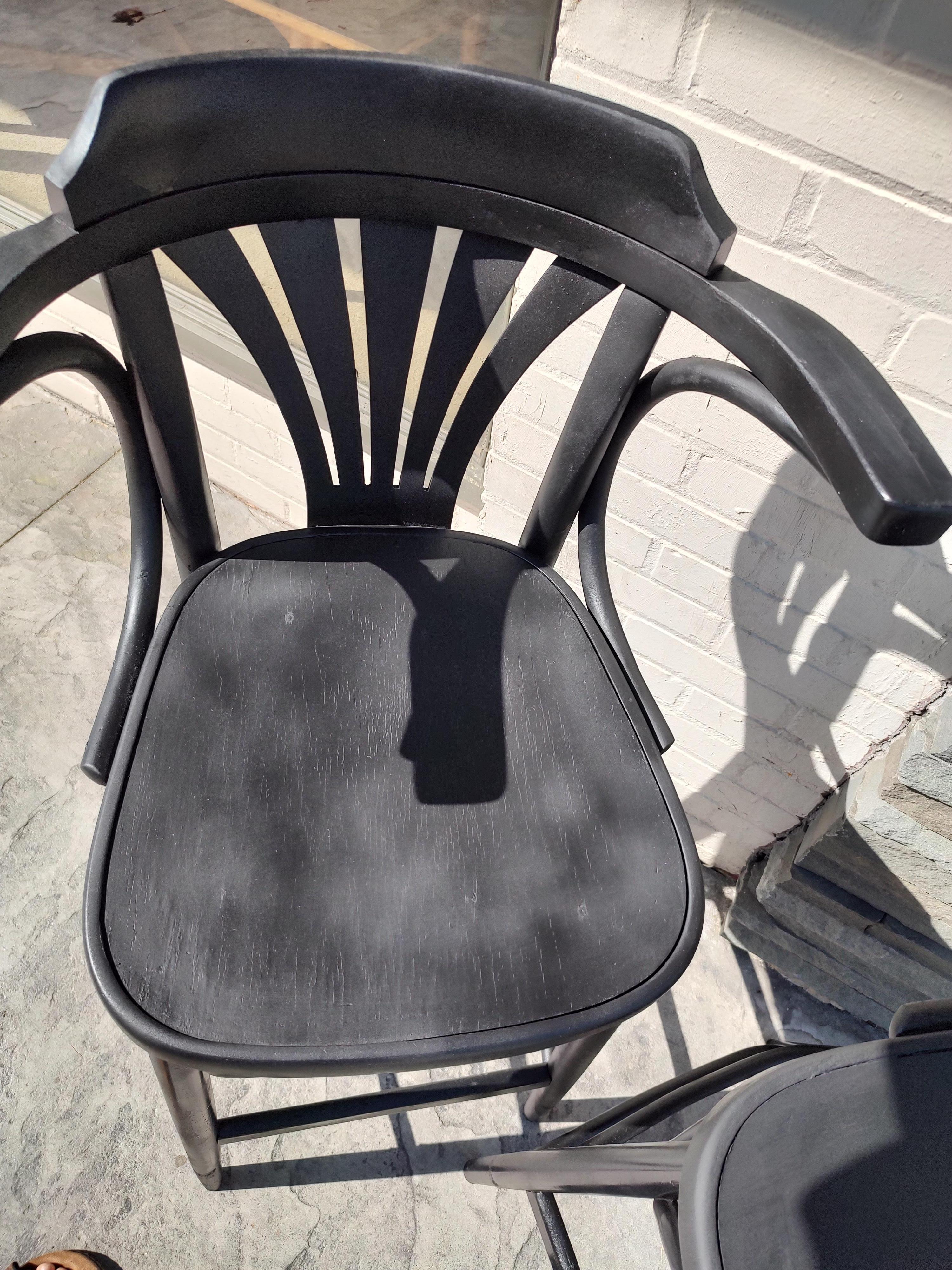 Barhocker aus Bugholz im Thonet-Stil aus der Mitte des Jahrhunderts mit Rückenlehnen und Armlehnen, Paar (Mitte des 20. Jahrhunderts)