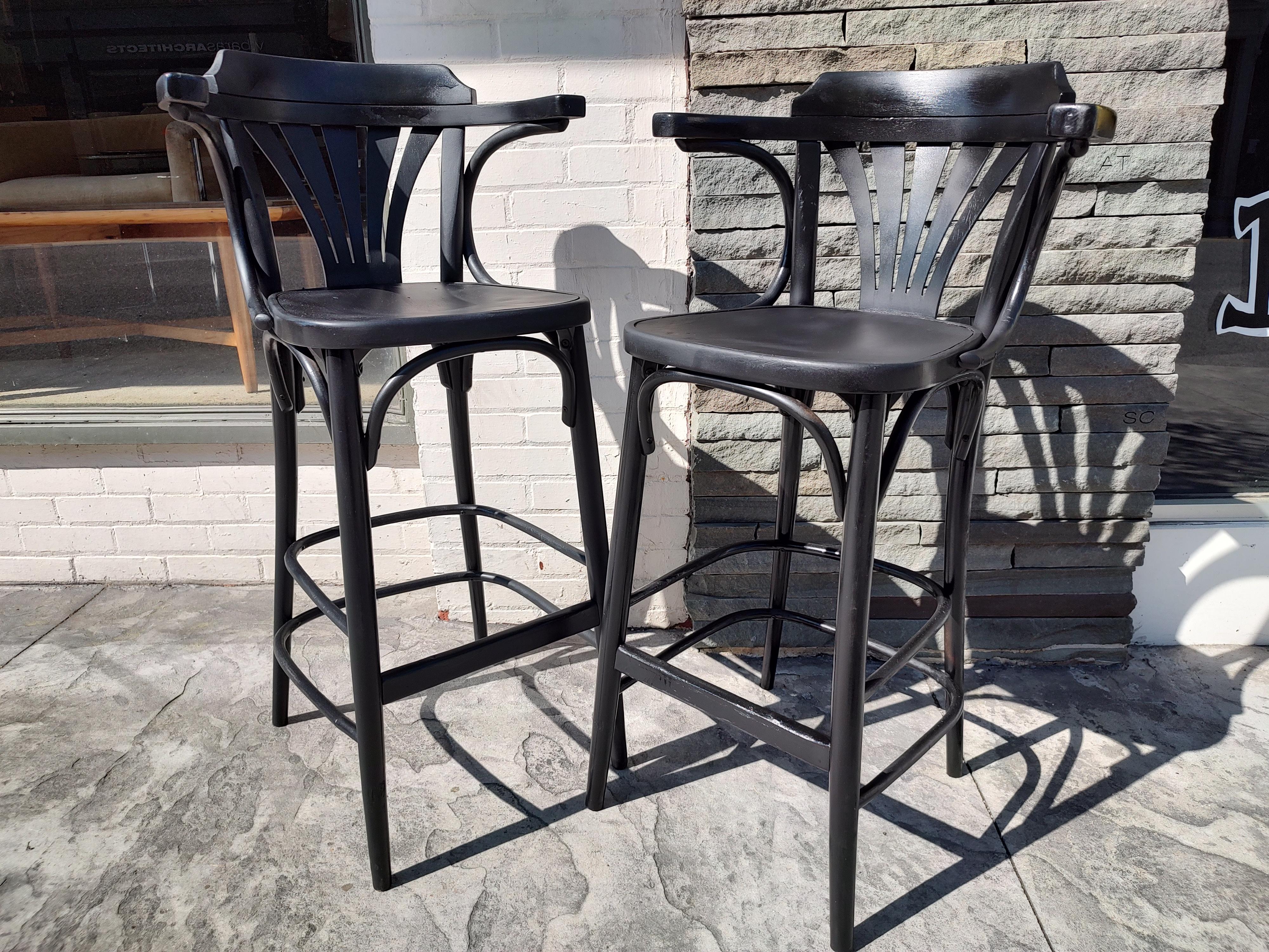 Barhocker aus Bugholz im Thonet-Stil aus der Mitte des Jahrhunderts mit Rückenlehnen und Armlehnen, Paar (Buchenholz)