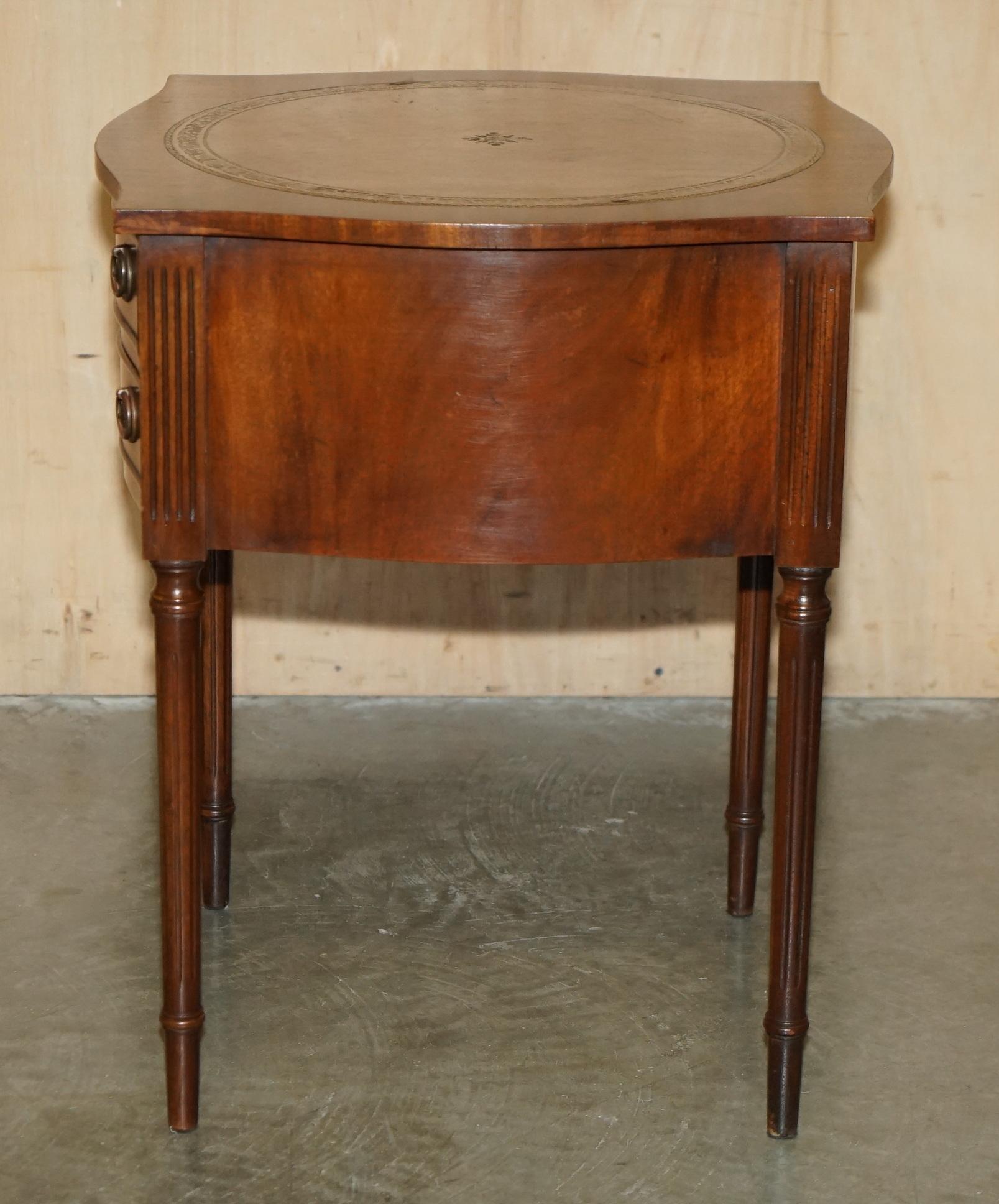 Paire de tables de chevet BEVAN FUNNELL MiD CENTURY en bois dur et cuir en vente 2