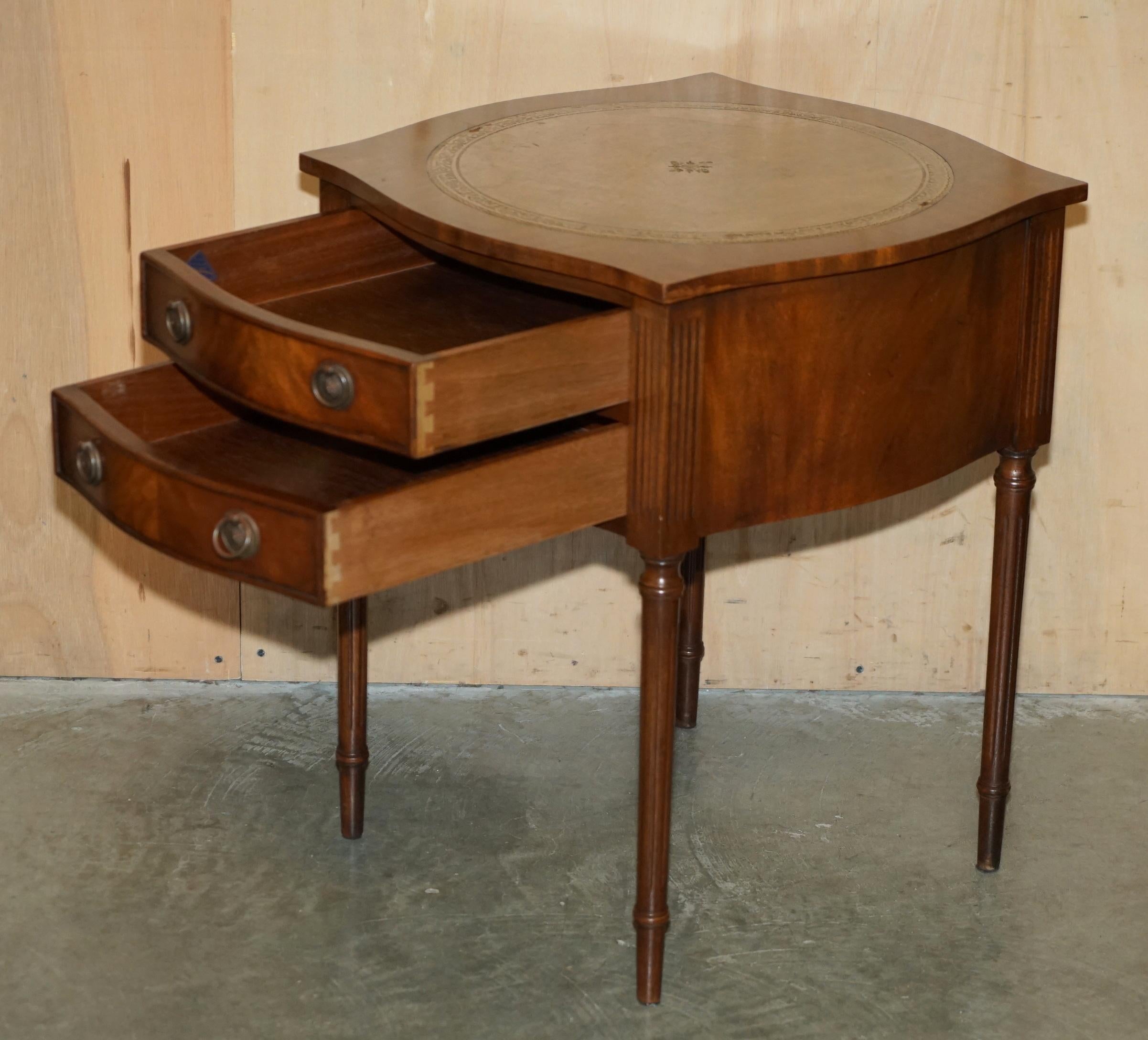 Paire de tables de chevet BEVAN FUNNELL MiD CENTURY en bois dur et cuir en vente 3