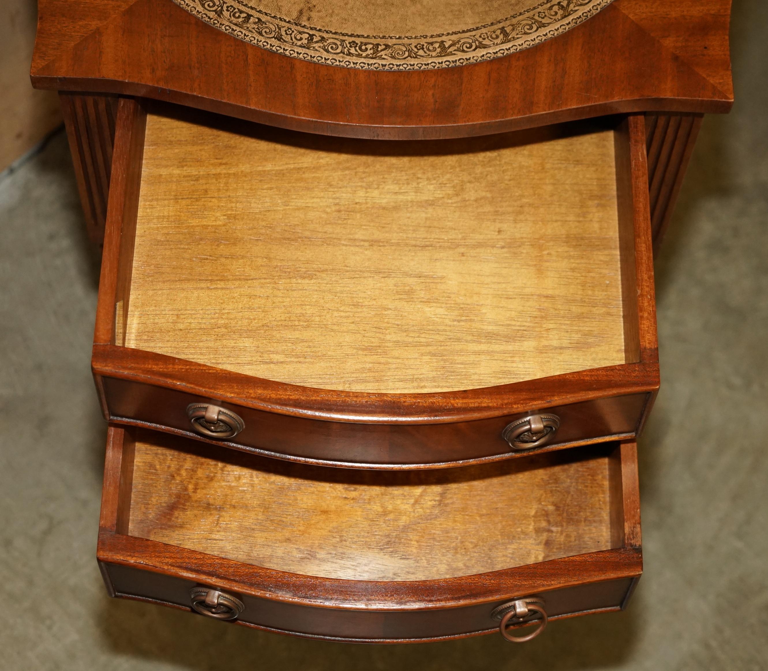 Paire de tables de chevet BEVAN FUNNELL MiD CENTURY en bois dur et cuir en vente 4