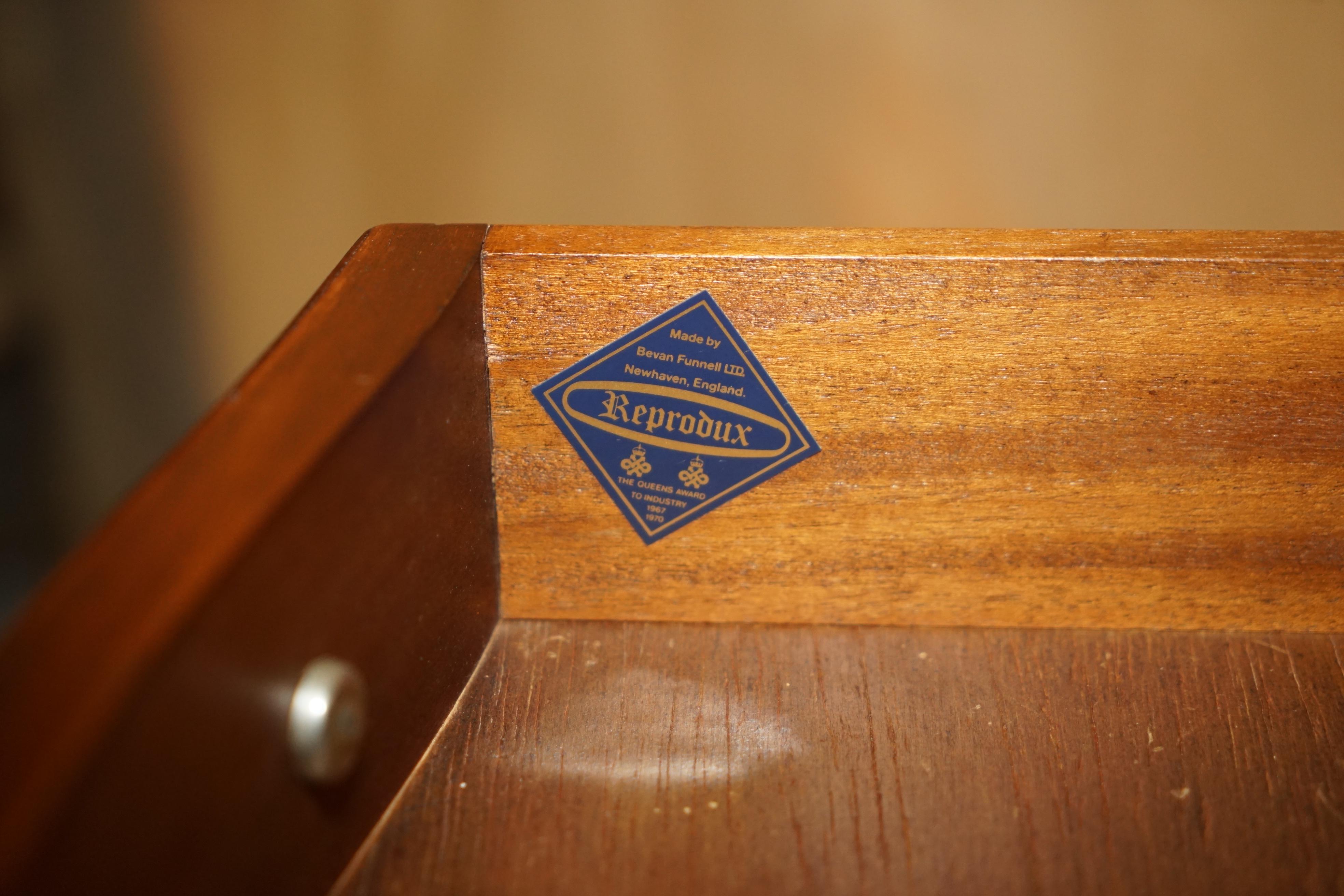 Paire de tables de chevet BEVAN FUNNELL MiD CENTURY en bois dur et cuir en vente 5