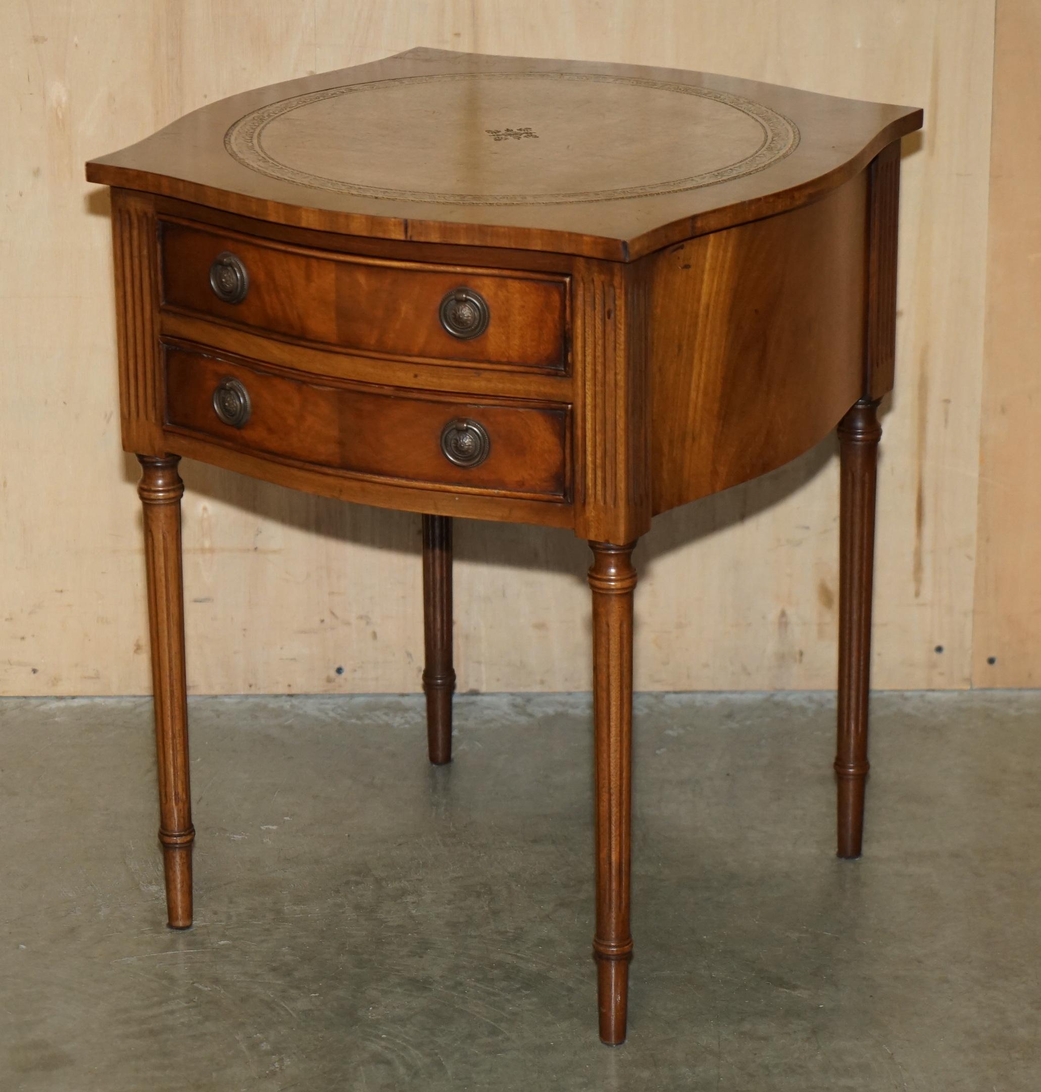 Paire de tables de chevet BEVAN FUNNELL MiD CENTURY en bois dur et cuir en vente 6