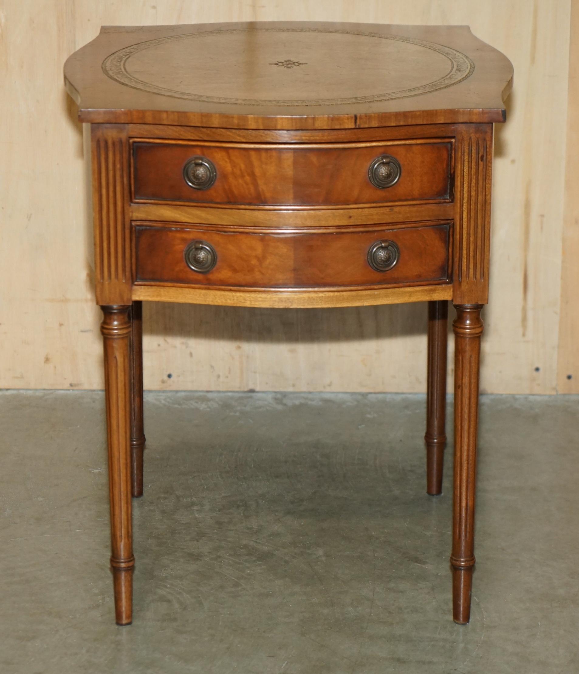 Paire de tables de chevet BEVAN FUNNELL MiD CENTURY en bois dur et cuir en vente 7