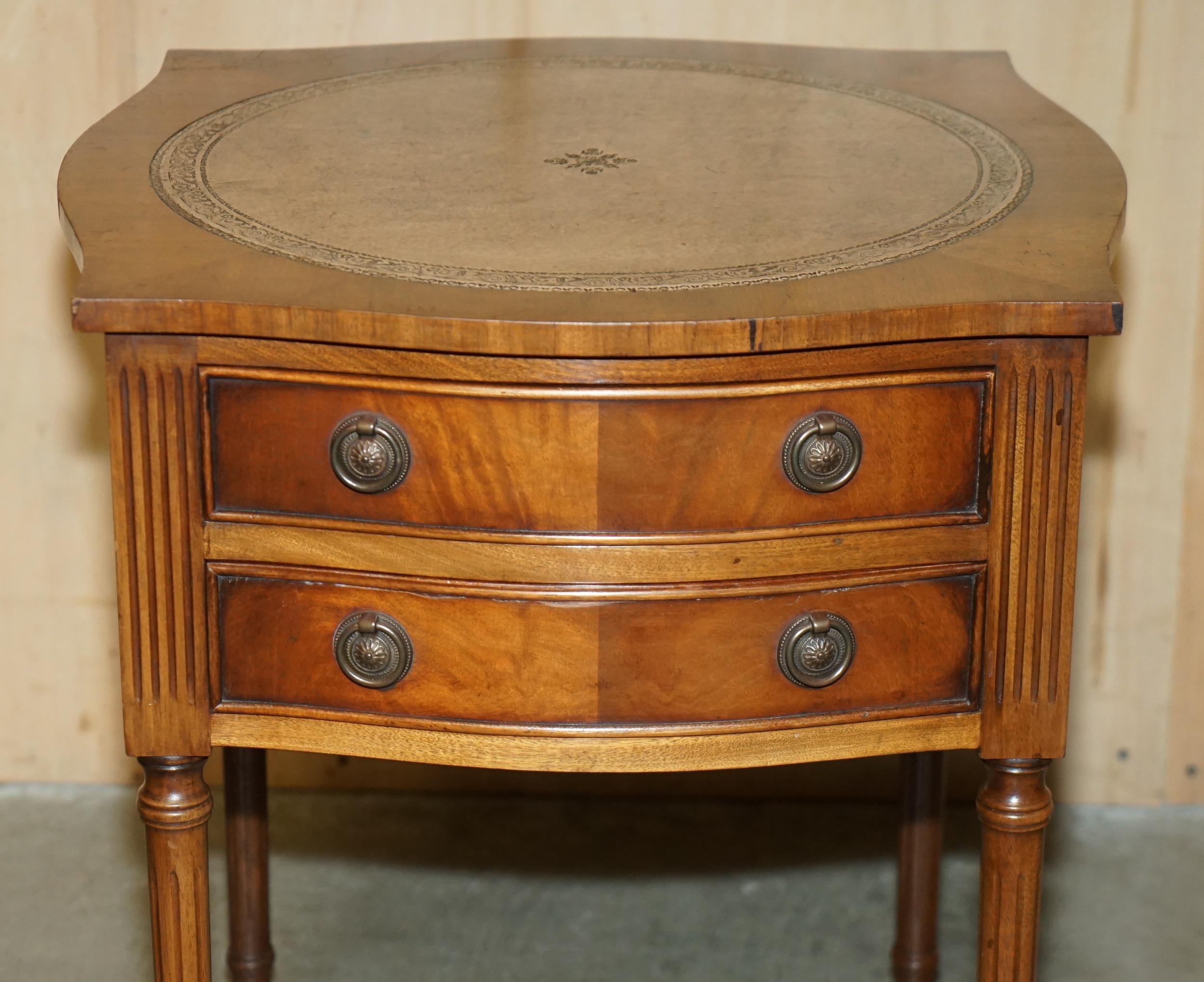 Paire de tables de chevet BEVAN FUNNELL MiD CENTURY en bois dur et cuir en vente 8