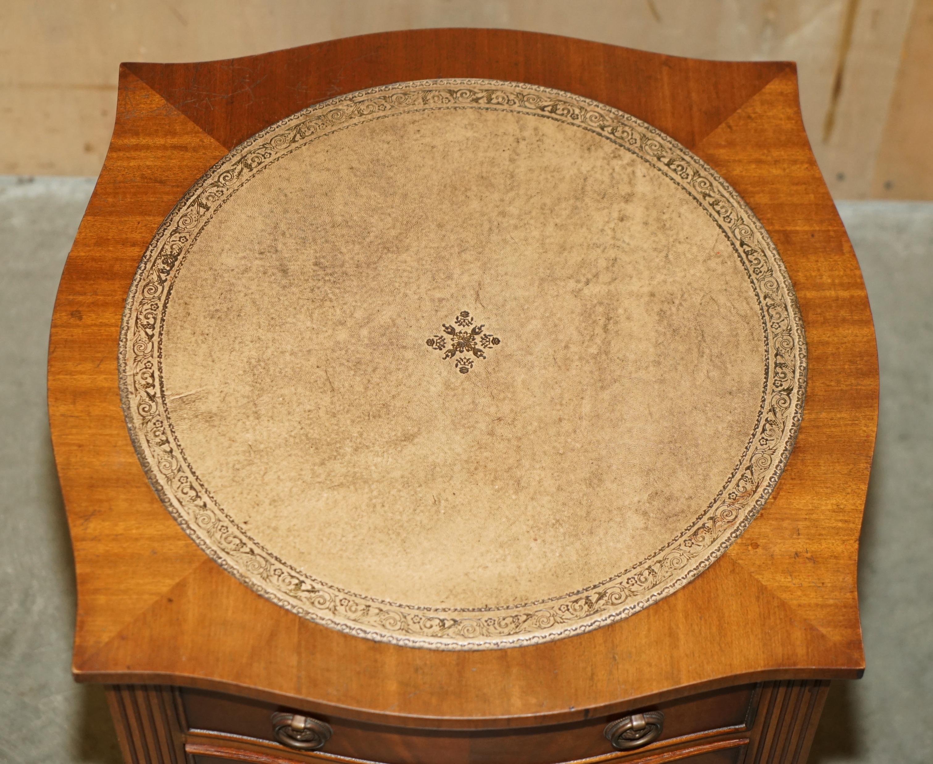 Paire de tables de chevet BEVAN FUNNELL MiD CENTURY en bois dur et cuir en vente 9