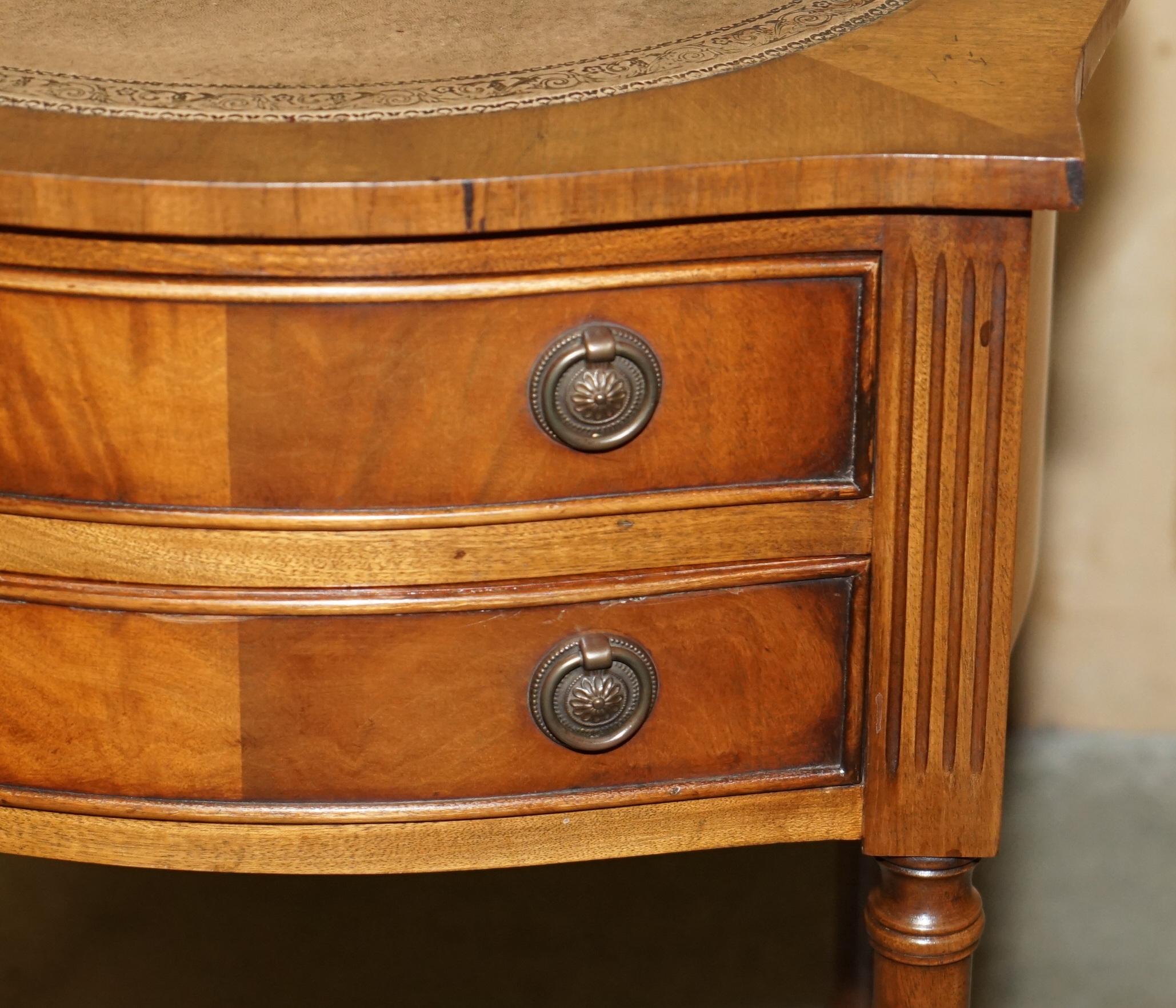 Paire de tables de chevet BEVAN FUNNELL MiD CENTURY en bois dur et cuir en vente 10