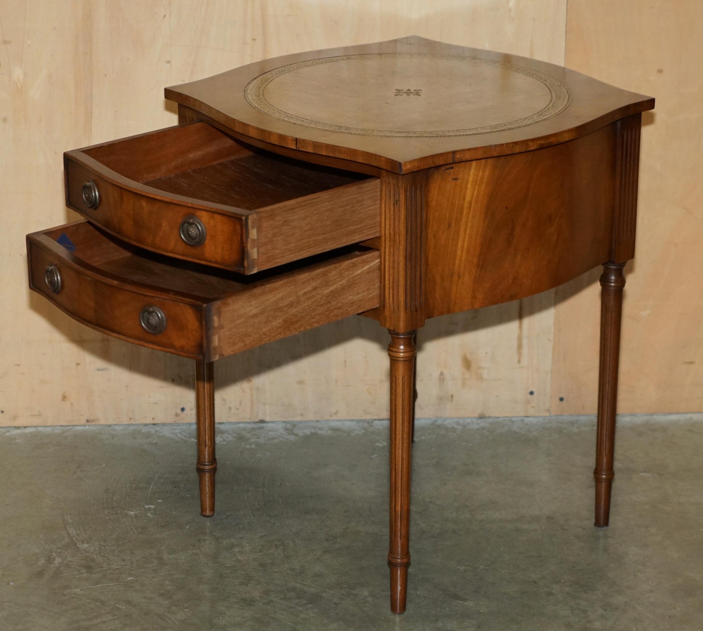 Paire de tables de chevet BEVAN FUNNELL MiD CENTURY en bois dur et cuir en vente 11