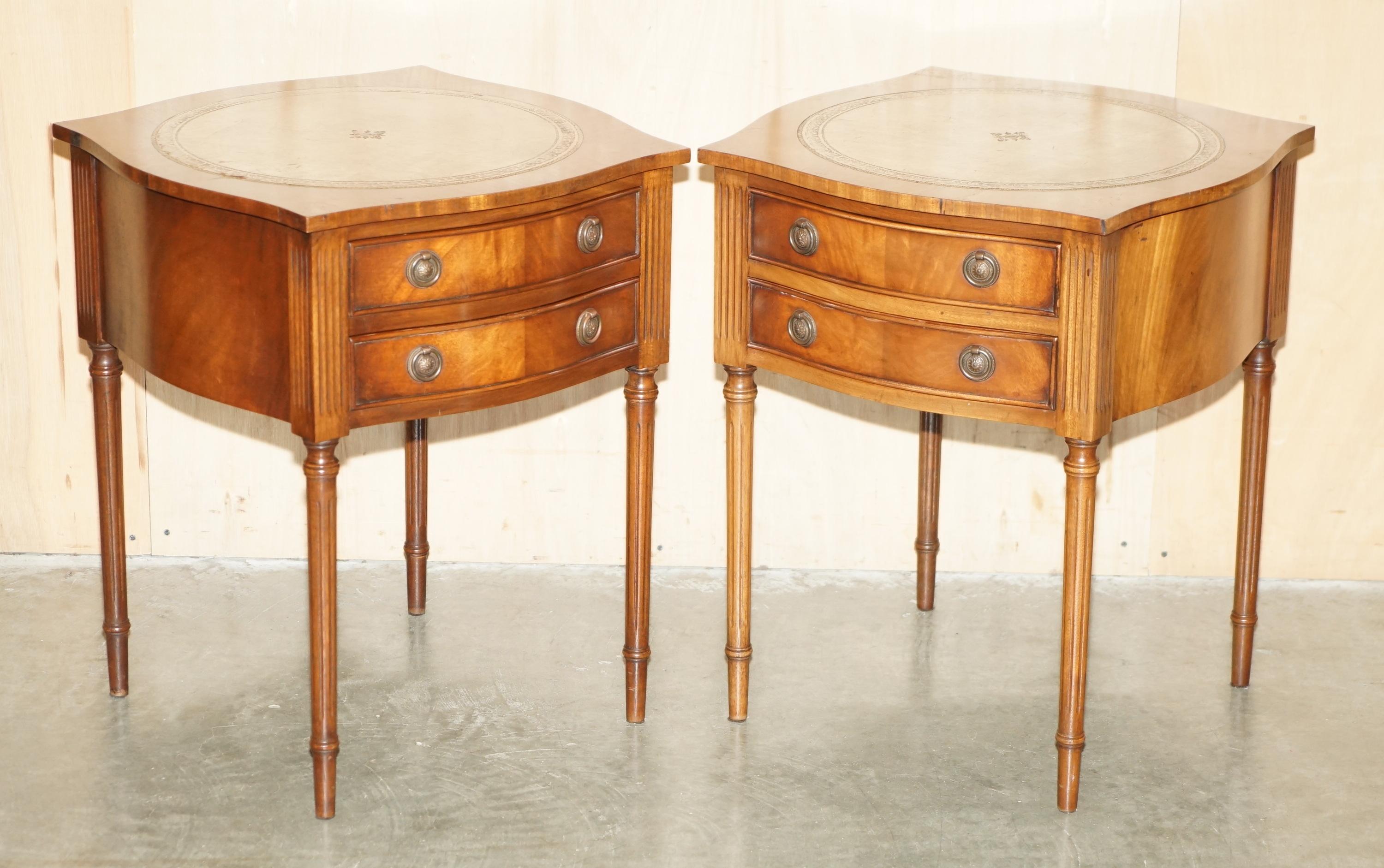 Royal House Antiques

The House Antiques a le plaisir d'offrir à la vente cette paire de commodes Bevan Funnell du milieu du siècle dernier en acajou et cuir marron.

Veuillez noter que les frais de livraison indiqués sont donnés à titre indicatif,