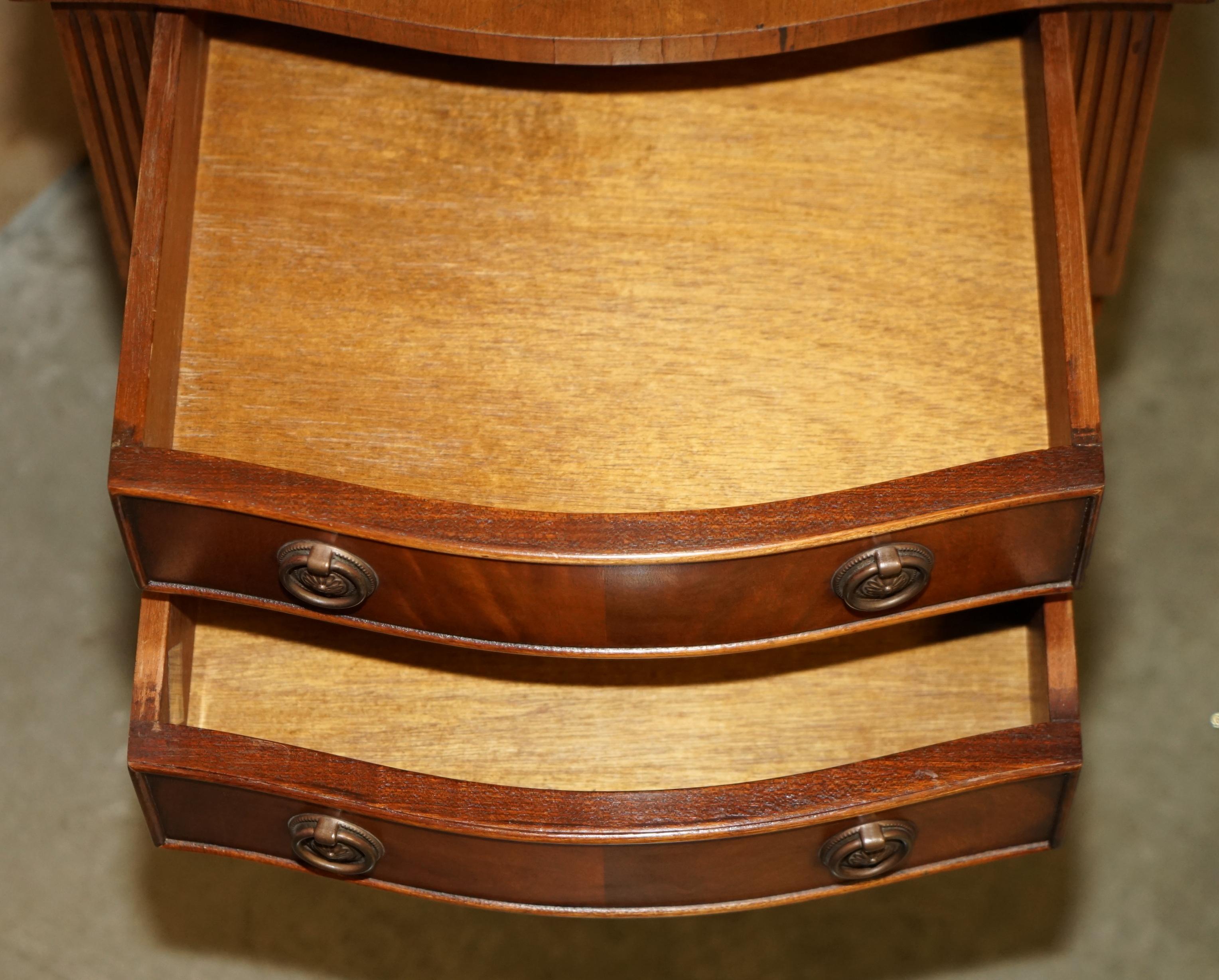 Paire de tables de chevet BEVAN FUNNELL MiD CENTURY en bois dur et cuir en vente 12