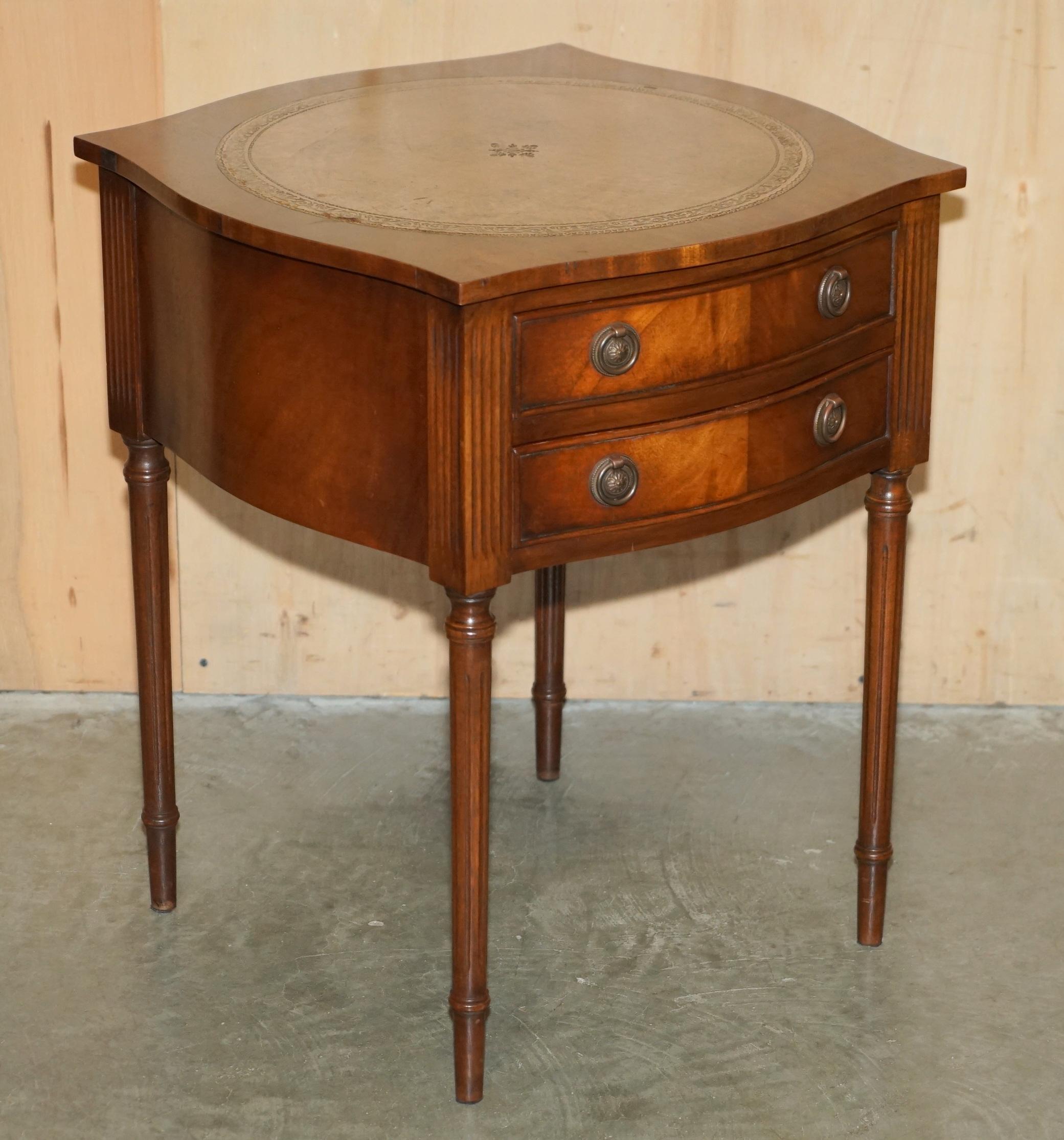 Mid-Century Modern Paire de tables de chevet BEVAN FUNNELL MiD CENTURY en bois dur et cuir en vente