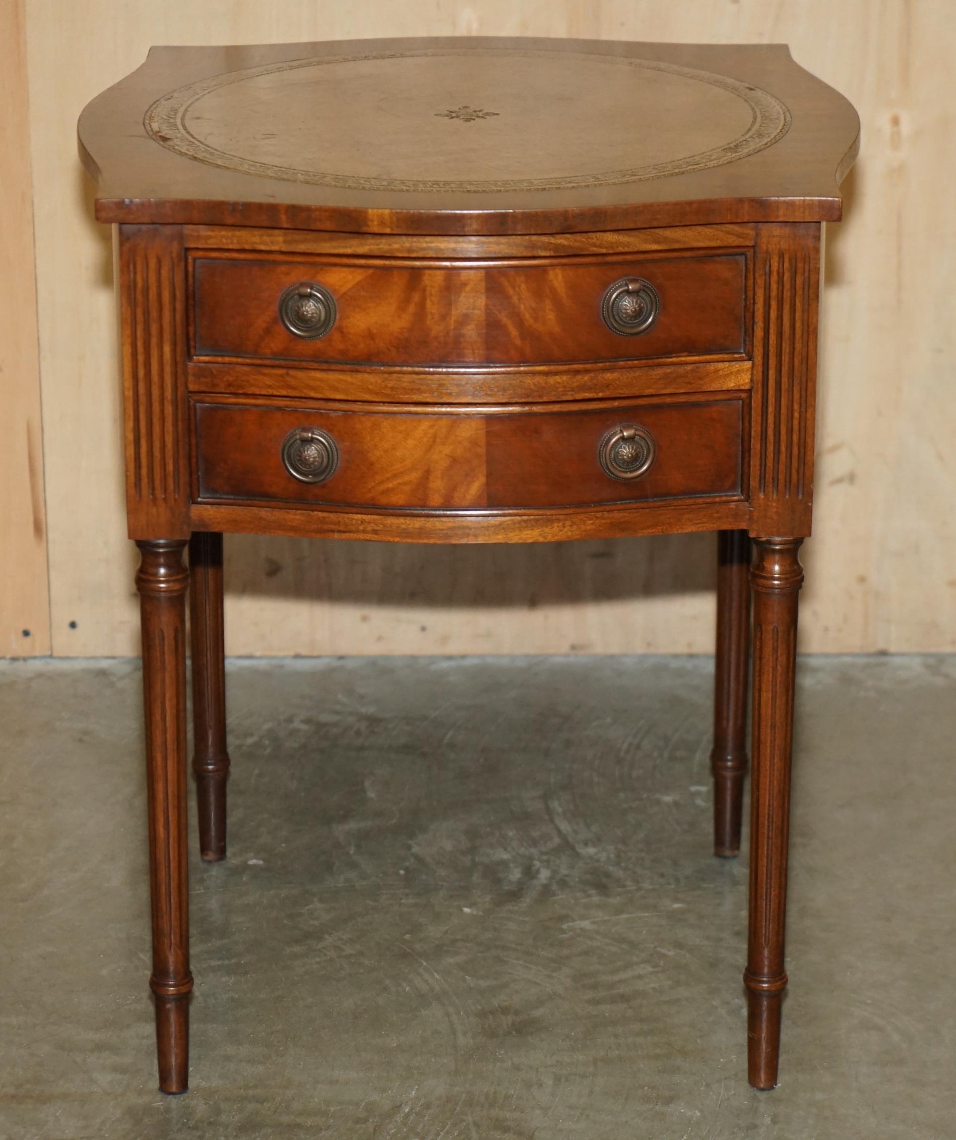 Anglais Paire de tables de chevet BEVAN FUNNELL MiD CENTURY en bois dur et cuir en vente