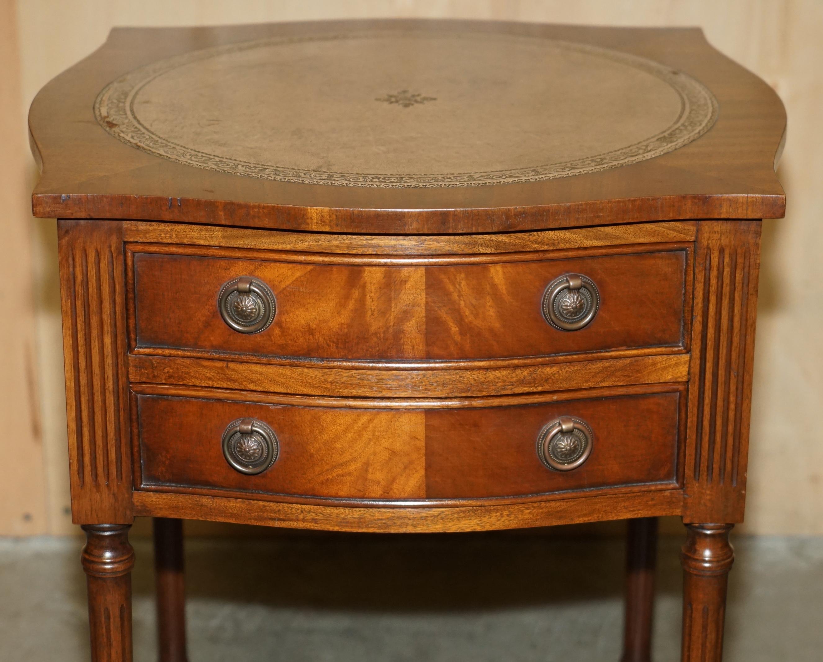 Fait main Paire de tables de chevet BEVAN FUNNELL MiD CENTURY en bois dur et cuir en vente