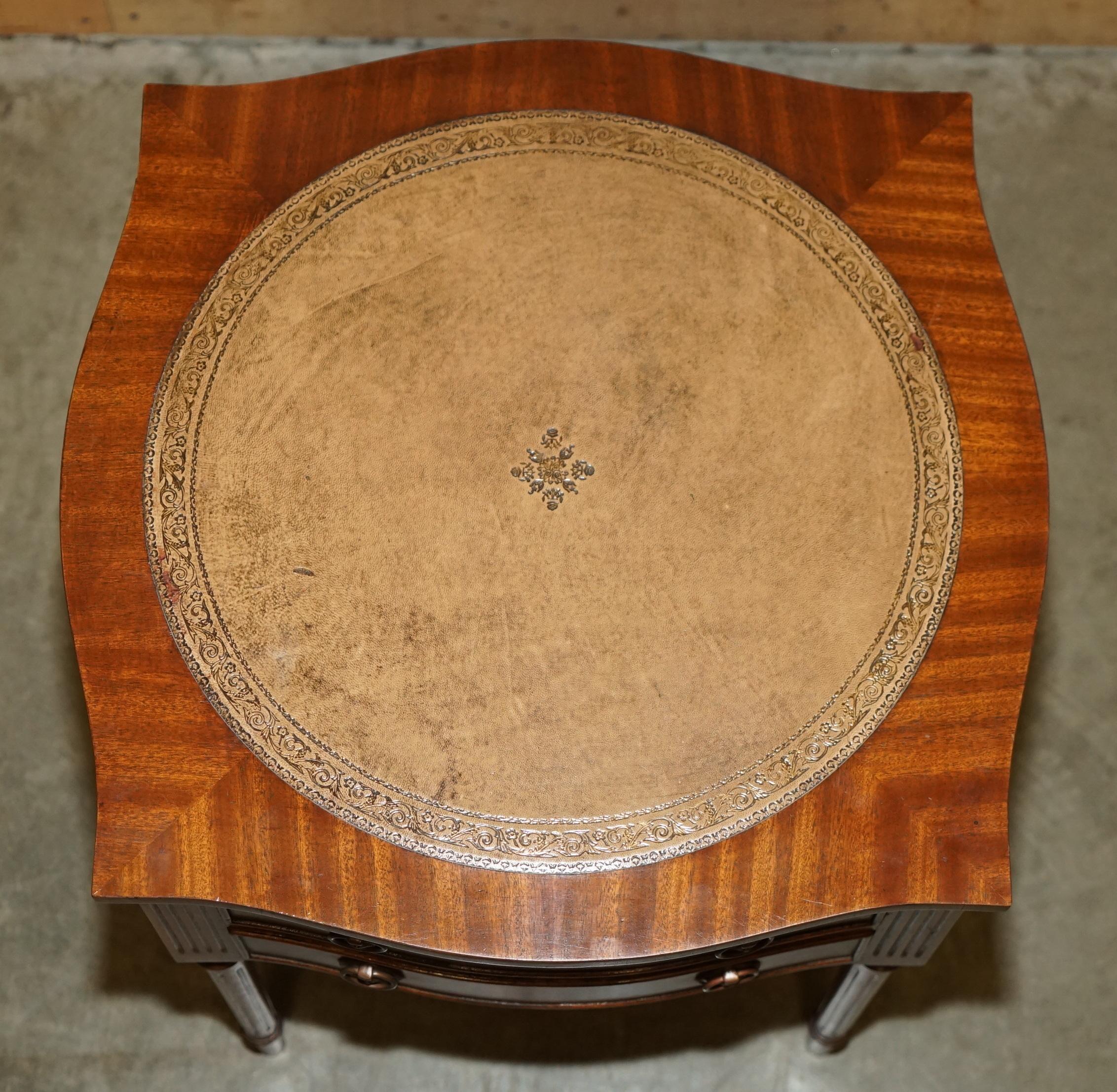 Paire de tables de chevet BEVAN FUNNELL MiD CENTURY en bois dur et cuir Bon état - En vente à West Sussex, Pulborough