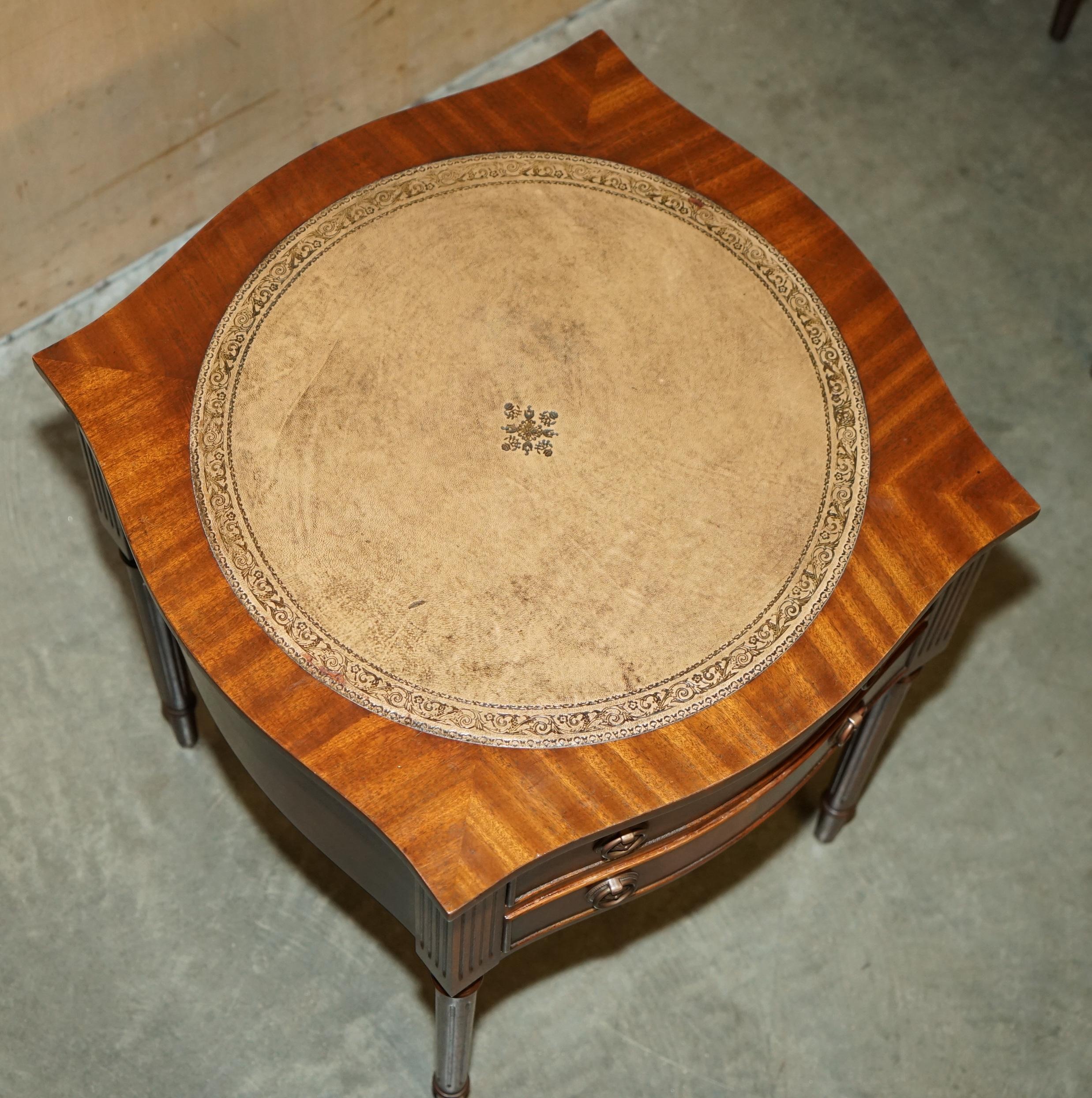 Milieu du XXe siècle Paire de tables de chevet BEVAN FUNNELL MiD CENTURY en bois dur et cuir en vente