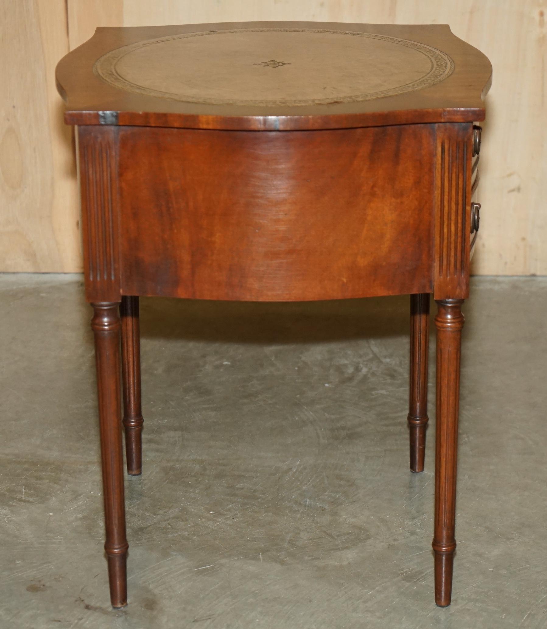 Cuir Paire de tables de chevet BEVAN FUNNELL MiD CENTURY en bois dur et cuir en vente