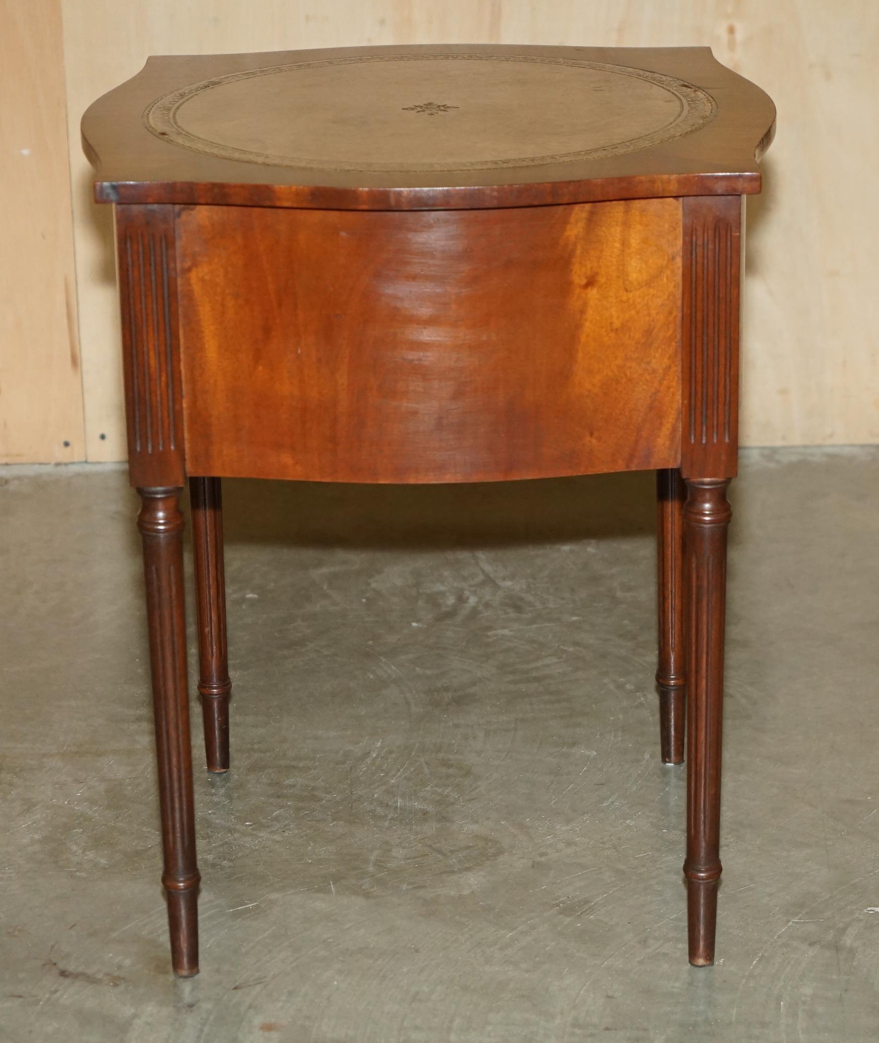 Paire de tables de chevet BEVAN FUNNELL MiD CENTURY en bois dur et cuir en vente 1