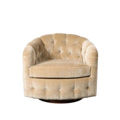 Coppia di sedie girevoli in mohair con inserti in biscuit della metà del secolo scorso firmate Milo Baughman